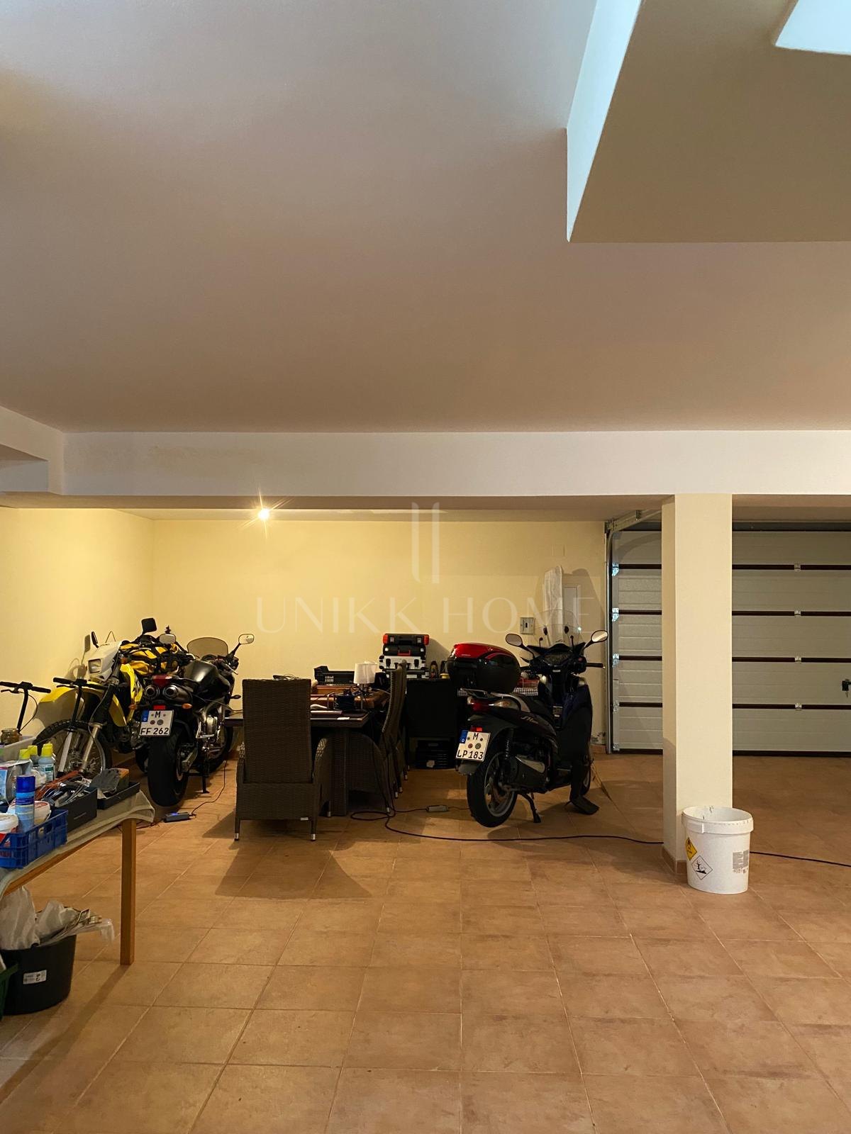 Discover this impressive townhouse in private urbanisation Coín