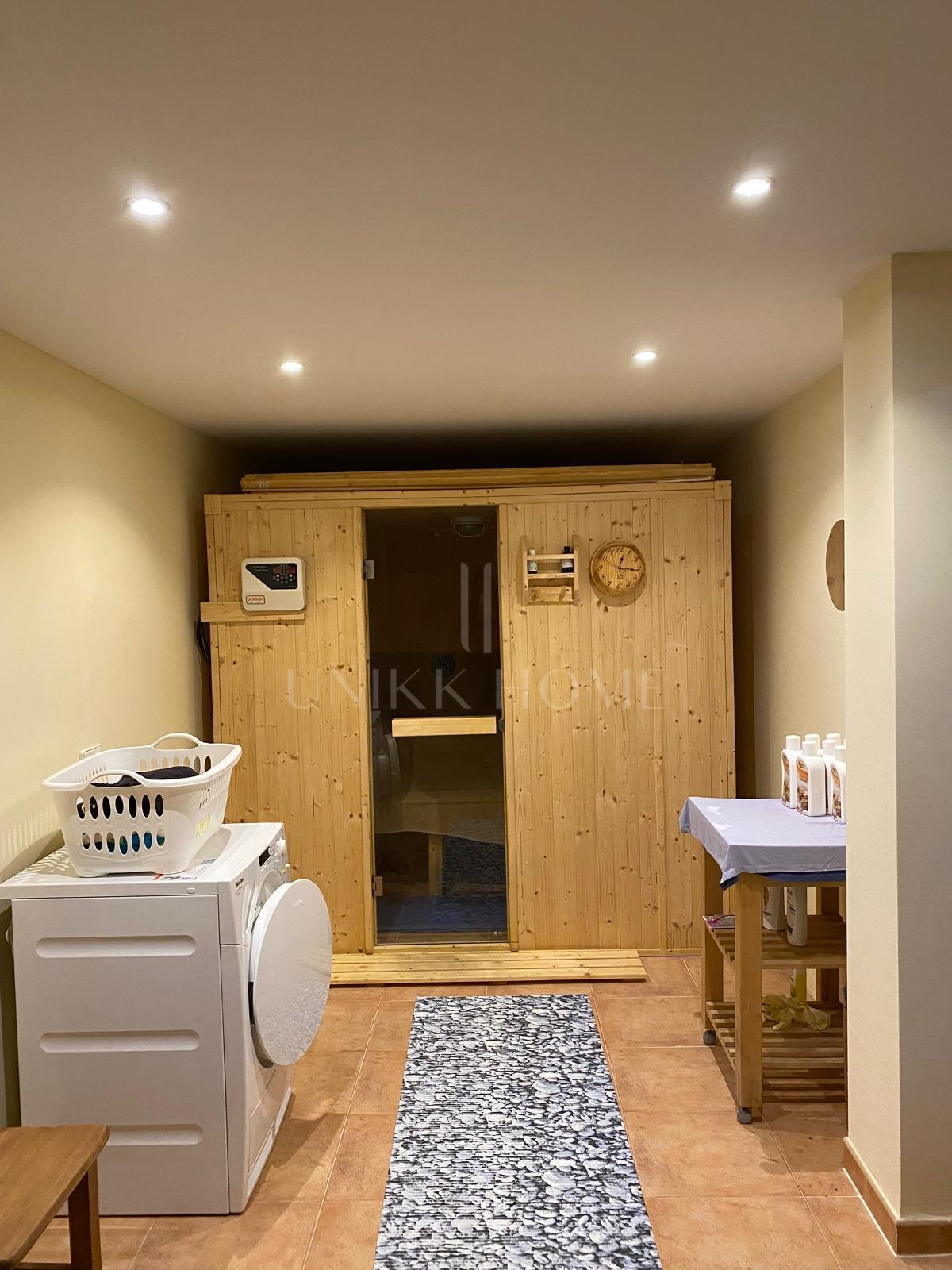 Discover this impressive townhouse in private urbanisation Coín