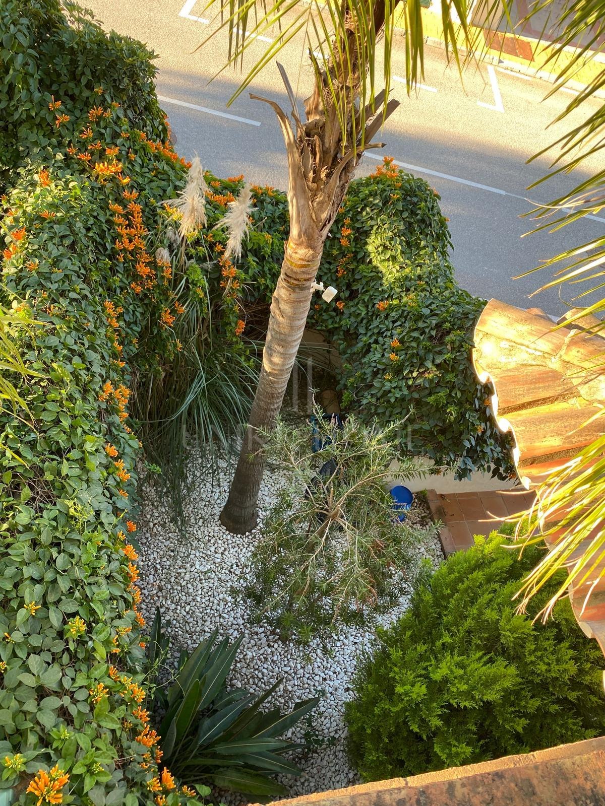 Discover this impressive townhouse in private urbanisation Coín