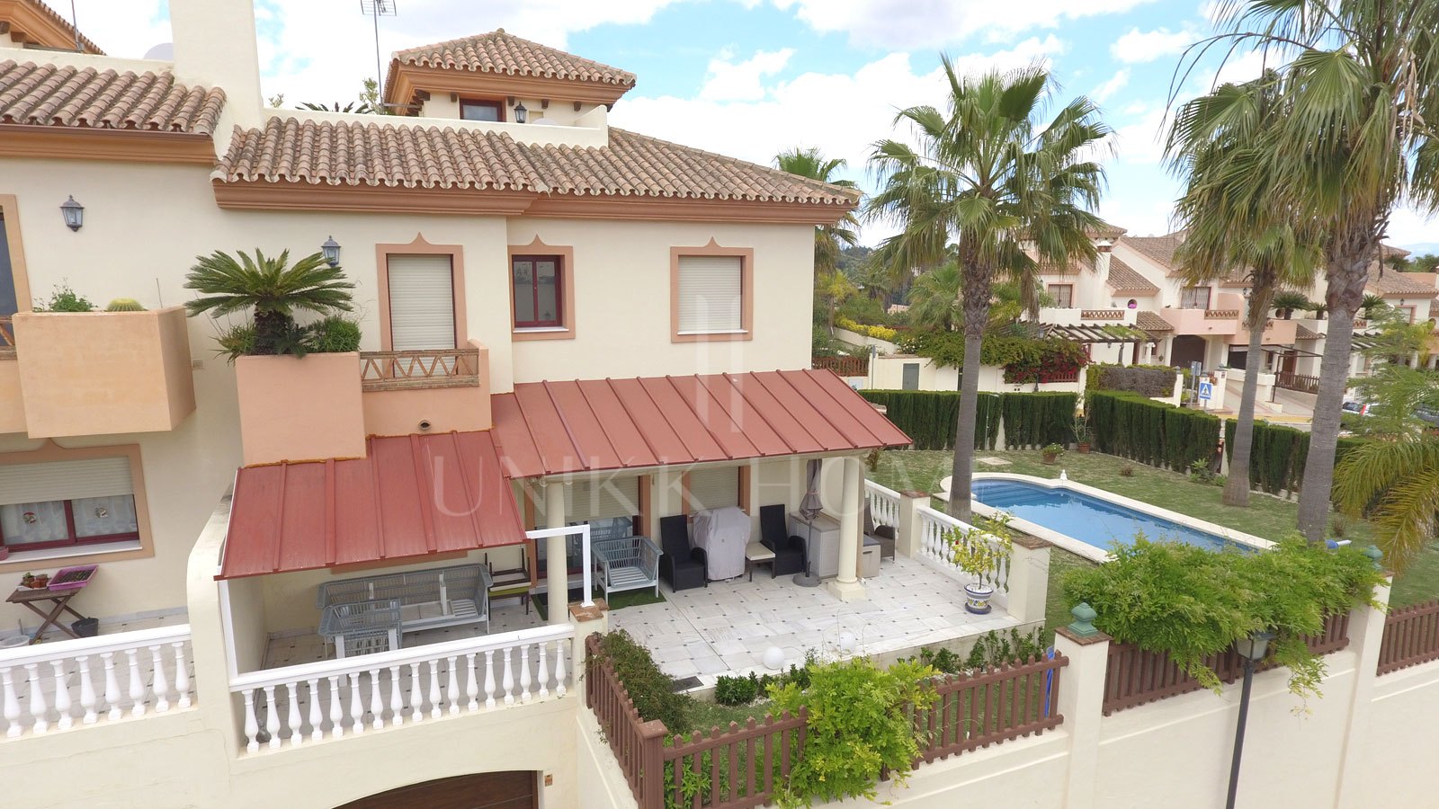 Discover this impressive townhouse in private urbanisation Coín