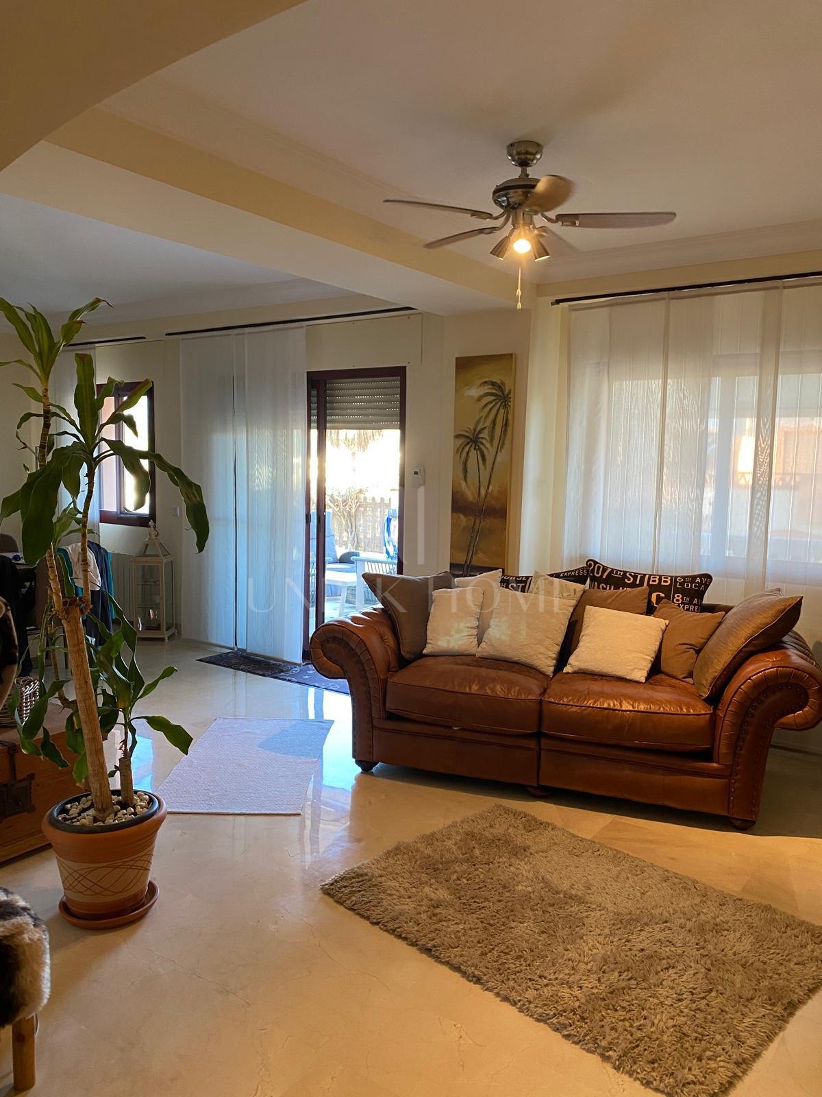 Discover this impressive townhouse in private urbanisation Coín