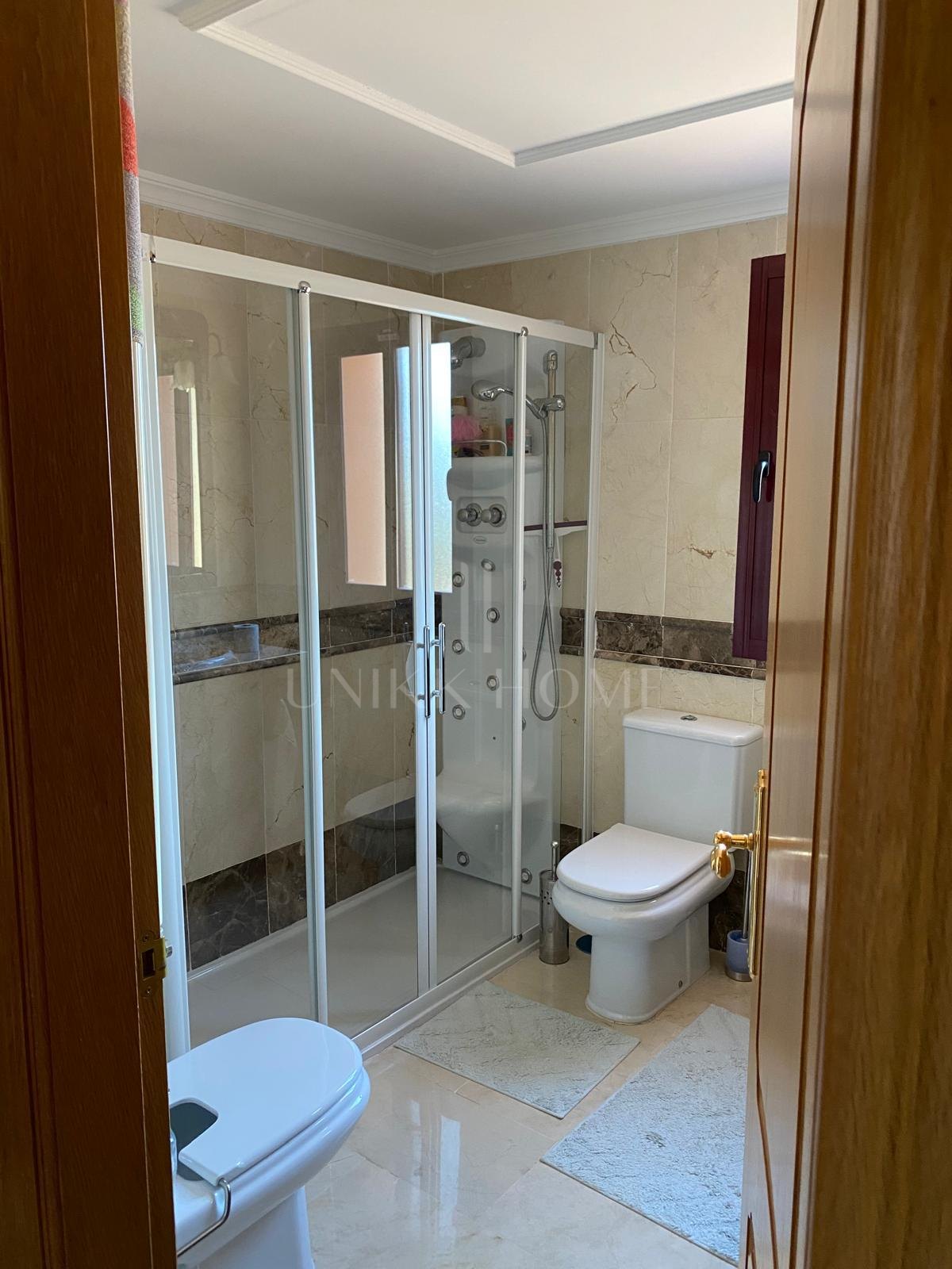 Discover this impressive townhouse in private urbanisation Coín