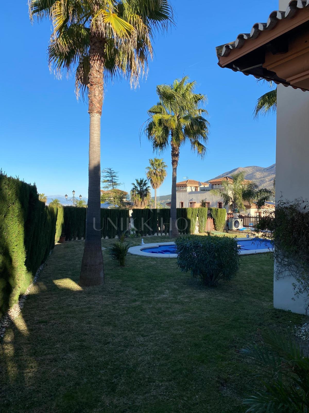 Discover this impressive townhouse in private urbanisation Coín