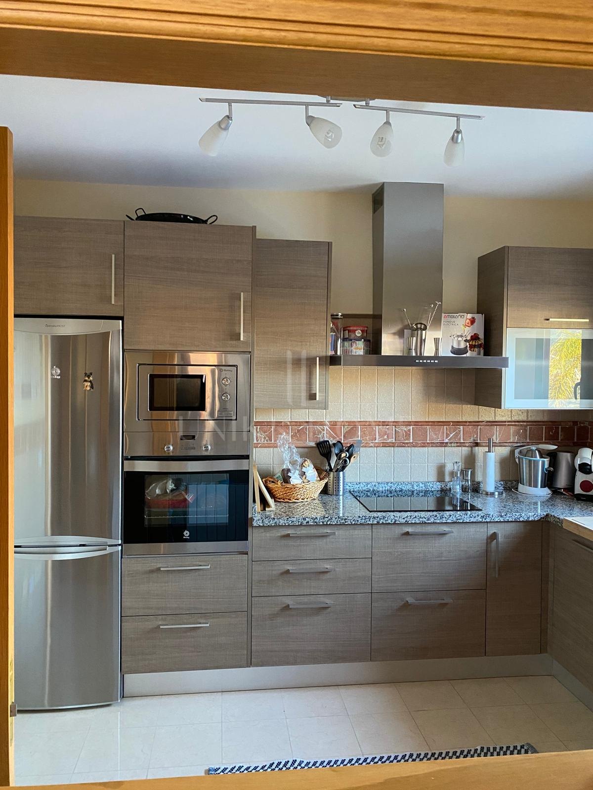 Discover this impressive townhouse in private urbanisation Coín