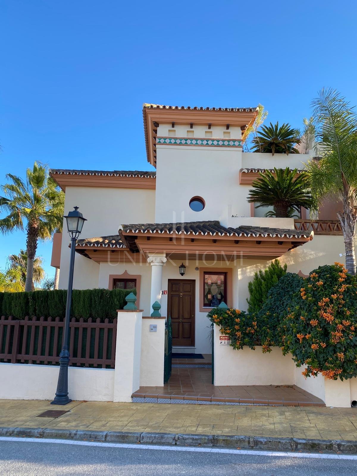 Discover this impressive townhouse in private urbanisation Coín