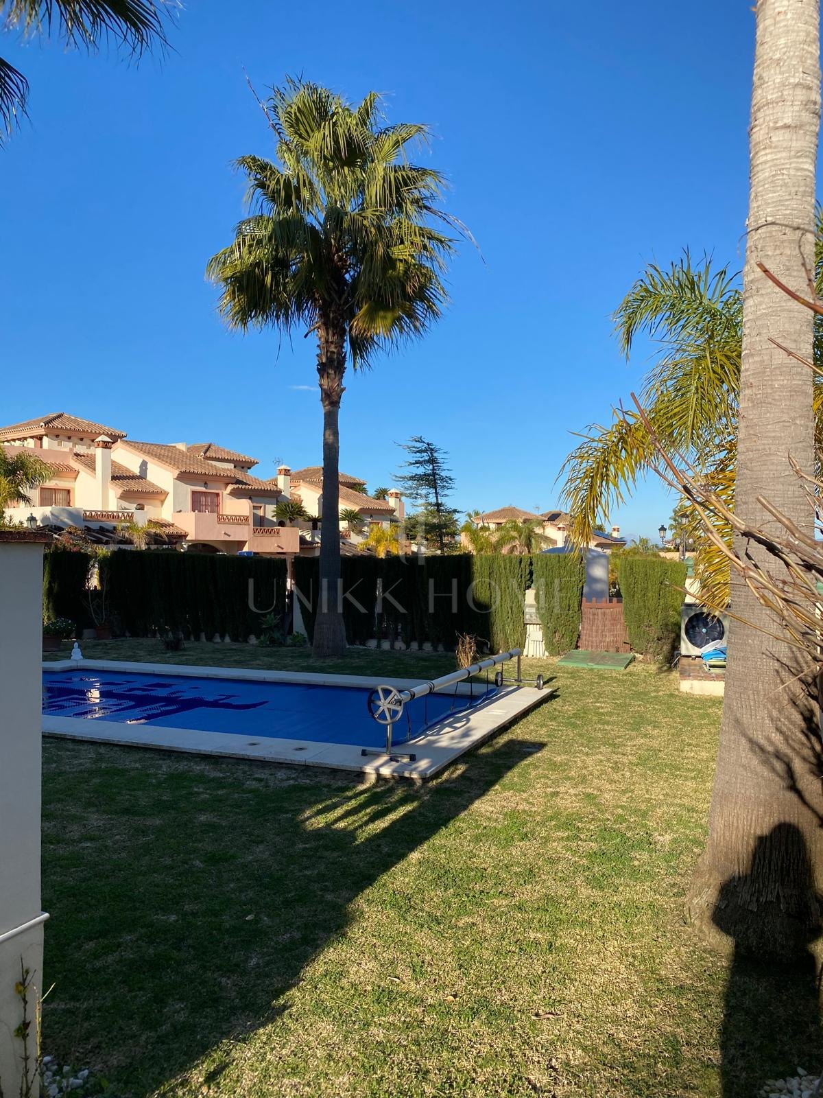 Discover this impressive townhouse in private urbanisation Coín