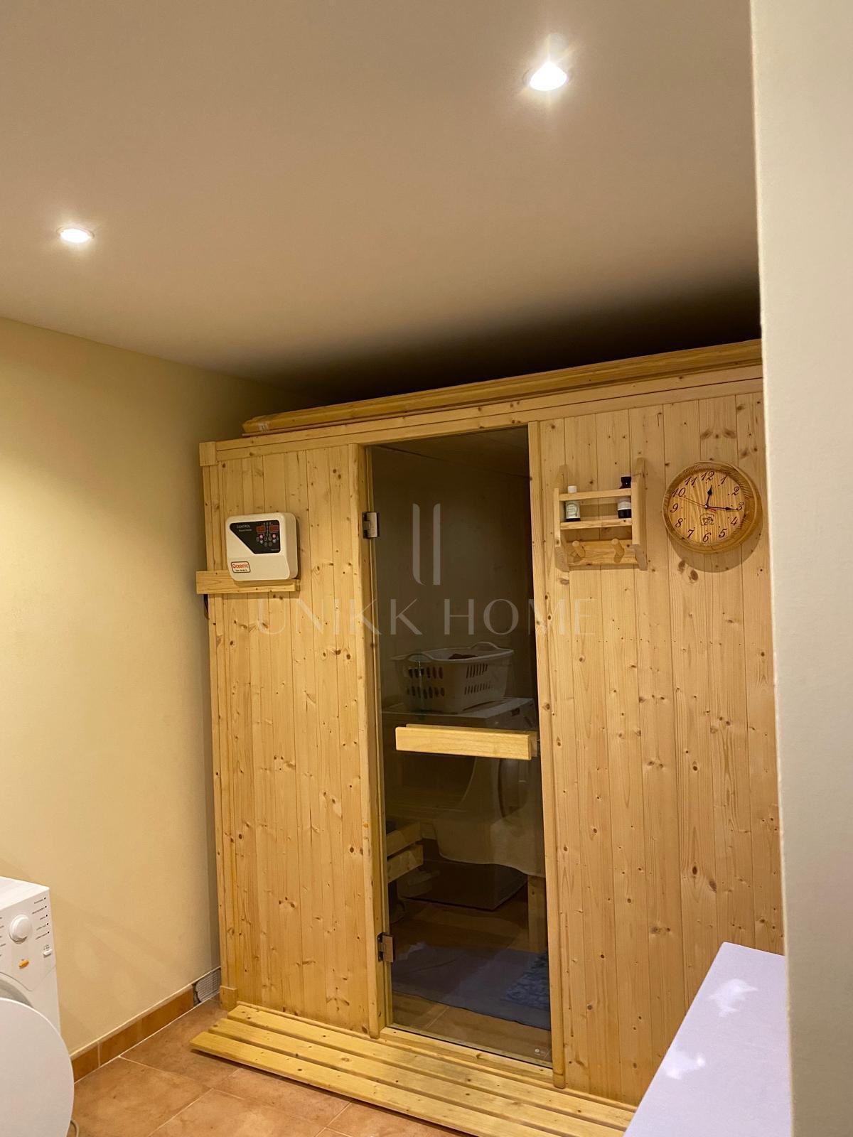 Discover this impressive townhouse in private urbanisation Coín