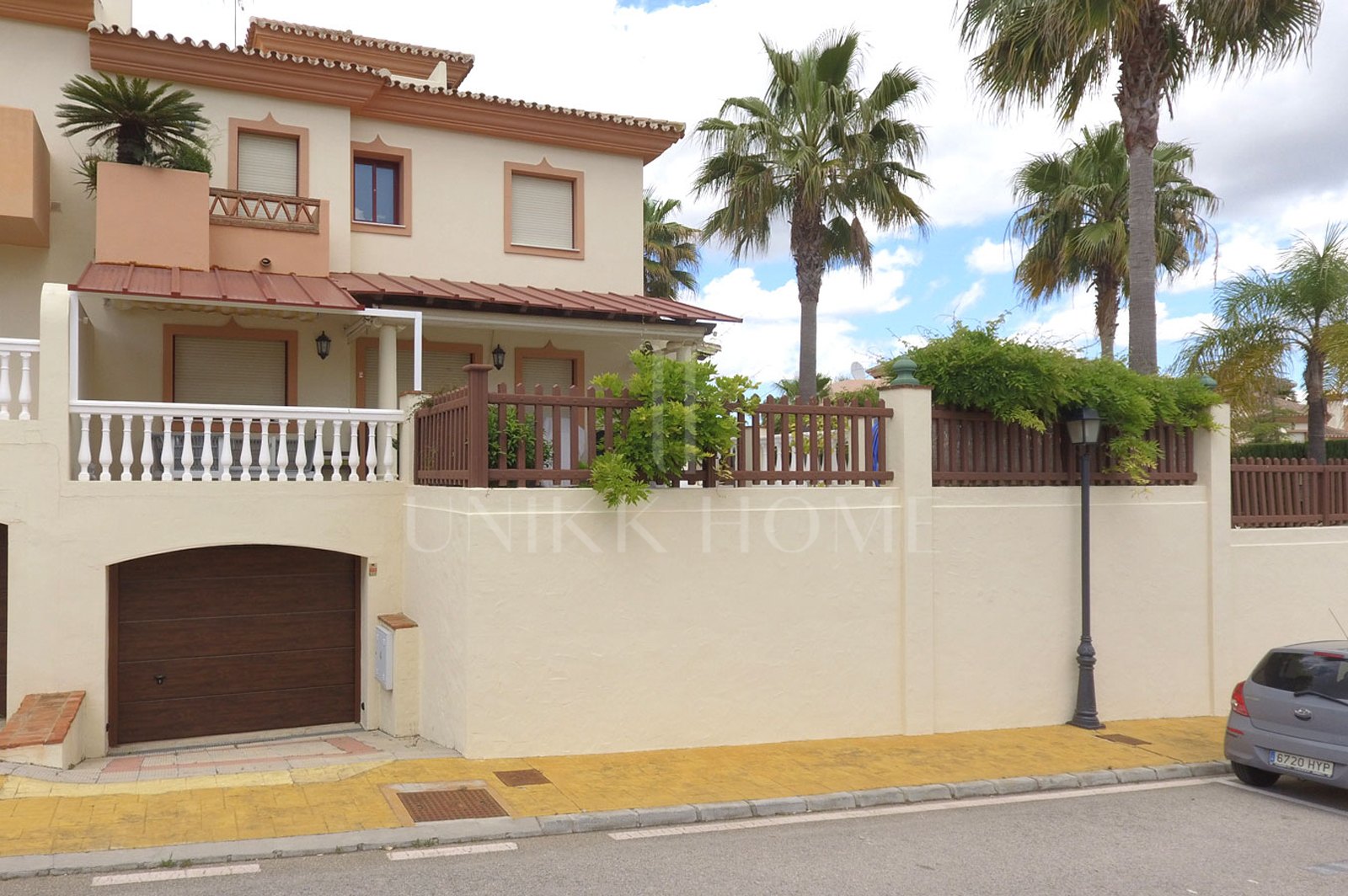 Discover this impressive townhouse in private urbanisation Coín