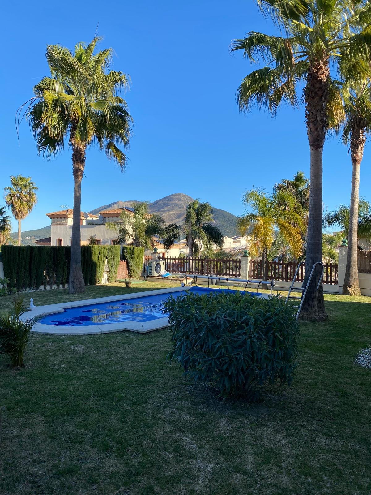 Discover this impressive townhouse in private urbanisation Coín