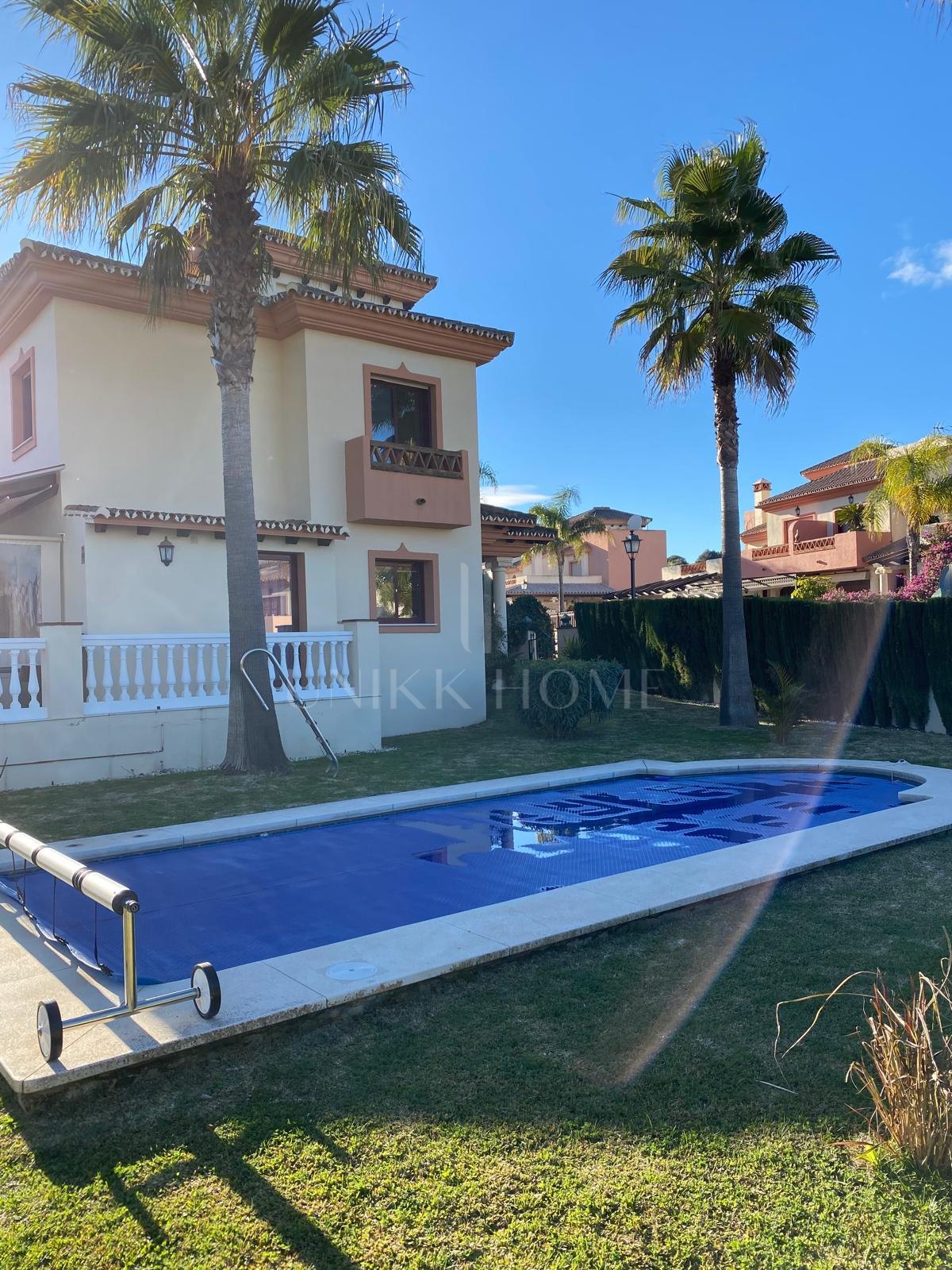 Discover this impressive townhouse in private urbanisation Coín