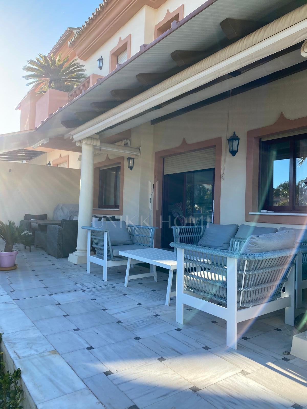 Discover this impressive townhouse in private urbanisation Coín