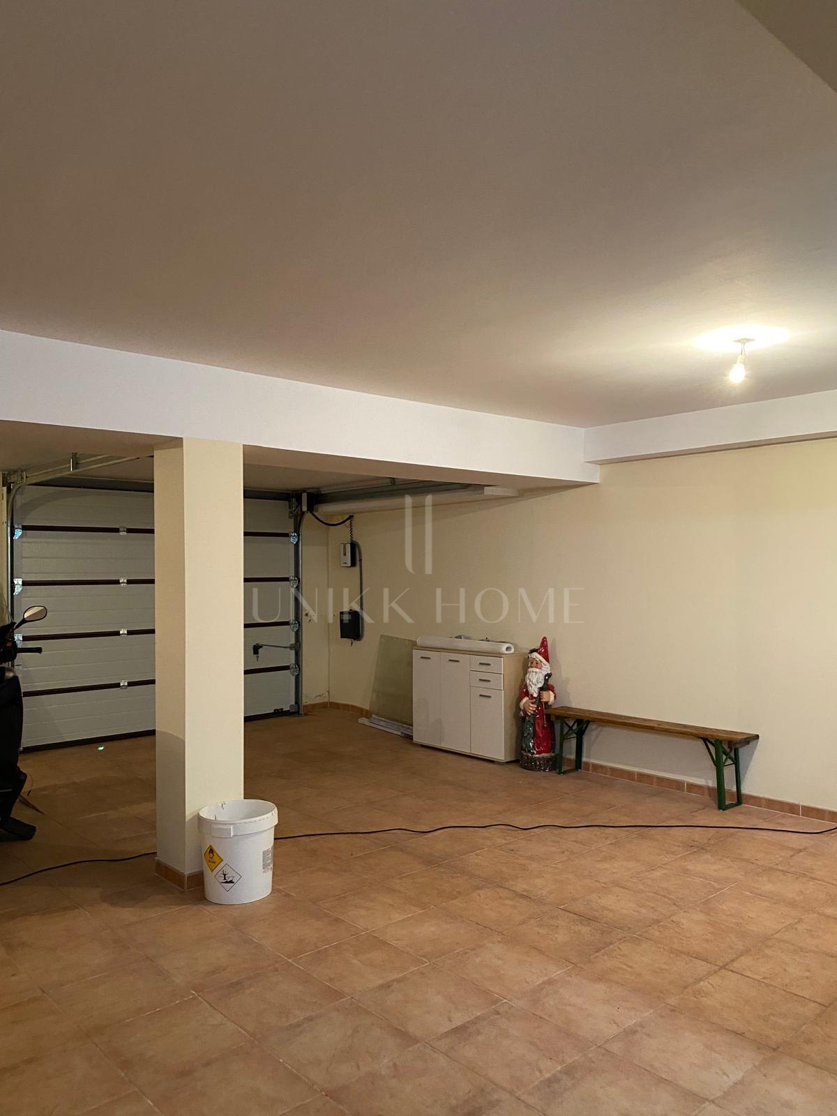 Discover this impressive townhouse in private urbanisation Coín