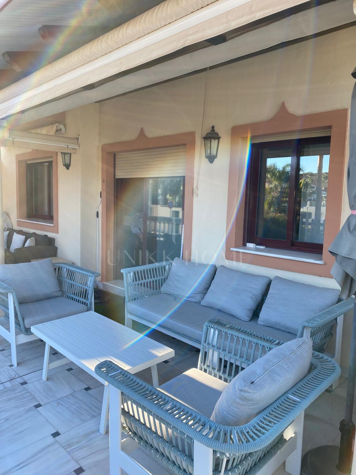 Discover this impressive townhouse in private urbanisation Coín