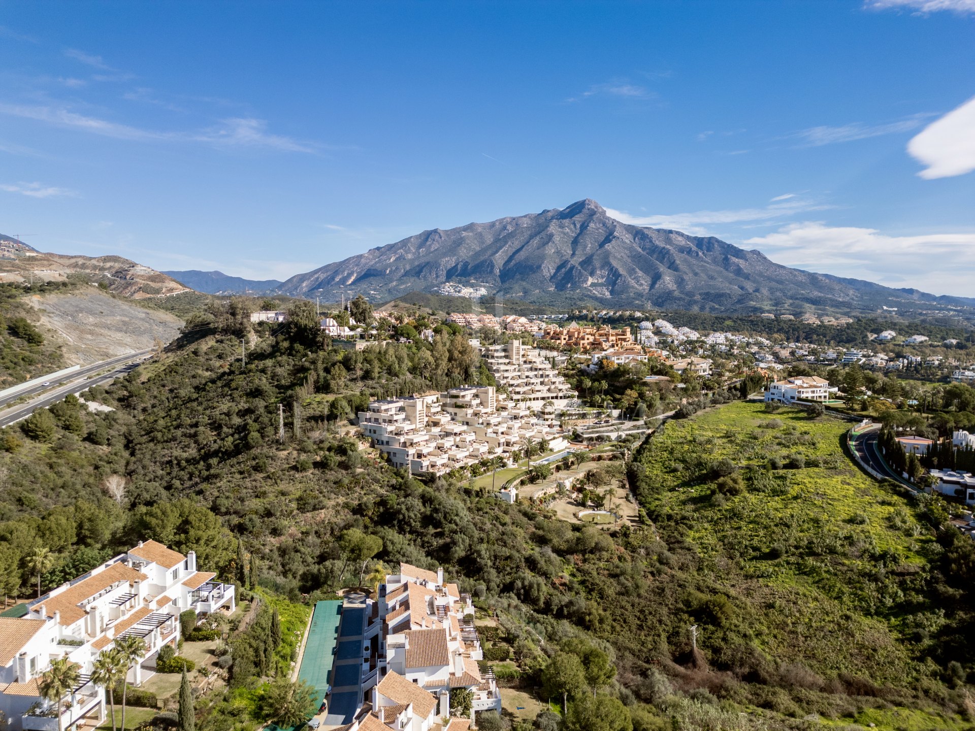 Nuevo ático reformado en La Quinta Village con vistas panorámicas al mar, amplias terrazas y comunidad cerrada que viven cerca de Puerto Banús y los mejores campos de golf.