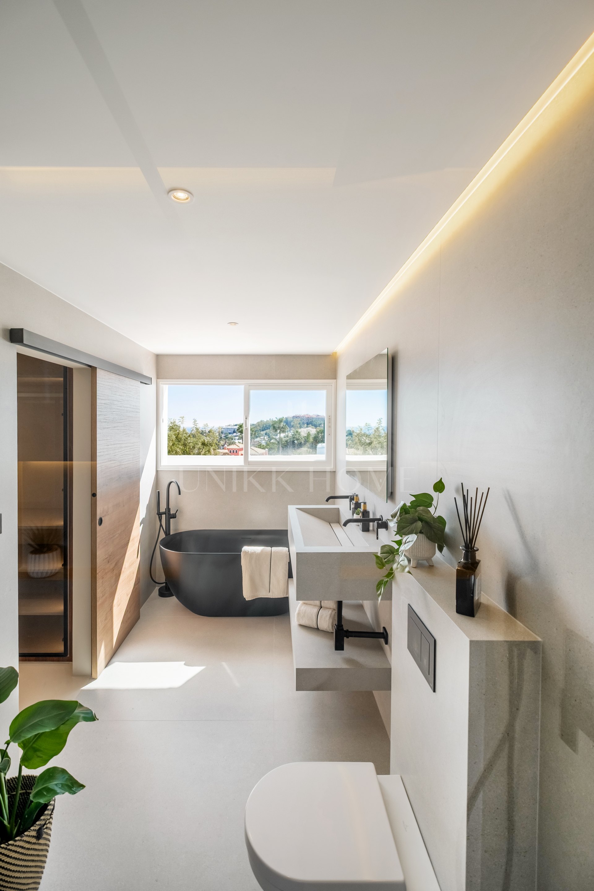 Nuevo ático reformado en La Quinta Village con vistas panorámicas al mar, amplias terrazas y comunidad cerrada que viven cerca de Puerto Banús y los mejores campos de golf.