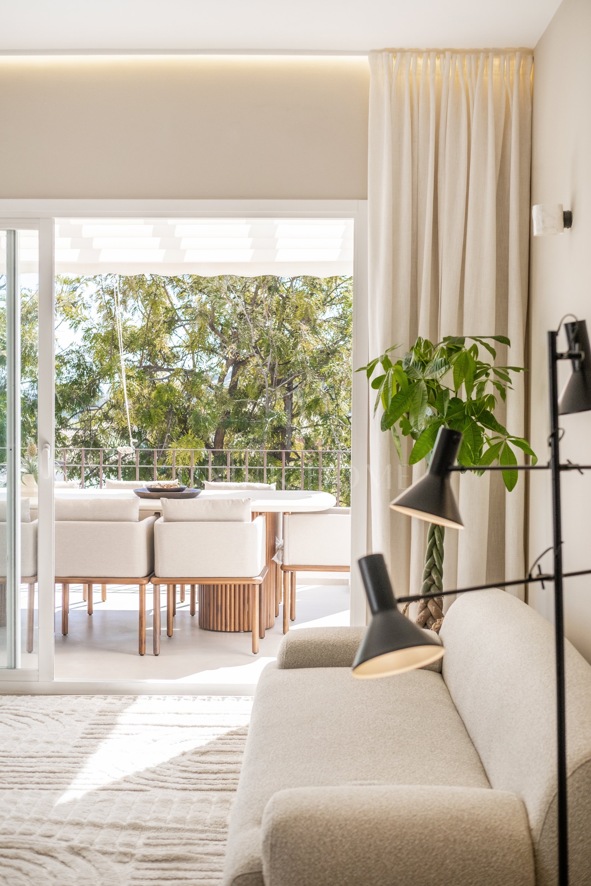 Nuevo ático reformado en La Quinta Village con vistas panorámicas al mar, amplias terrazas y comunidad cerrada que viven cerca de Puerto Banús y los mejores campos de golf.