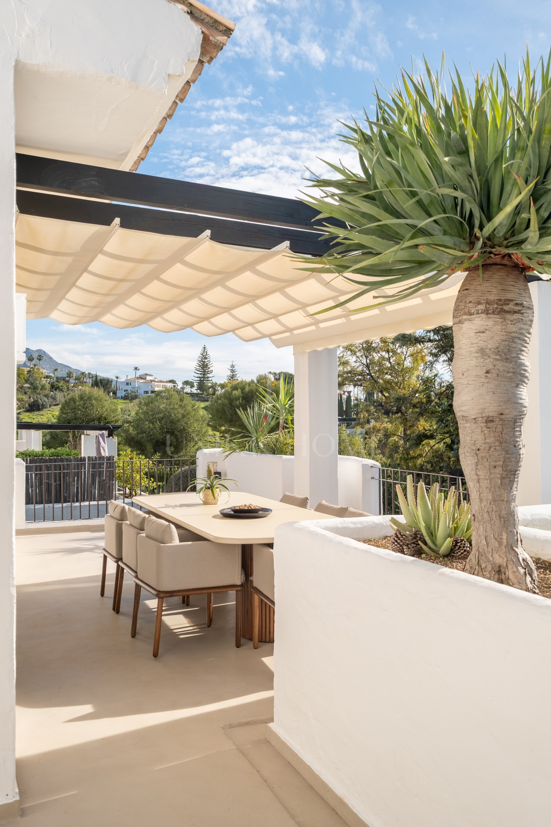 Nuevo ático reformado en La Quinta Village con vistas panorámicas al mar, amplias terrazas y comunidad cerrada que viven cerca de Puerto Banús y los mejores campos de golf.