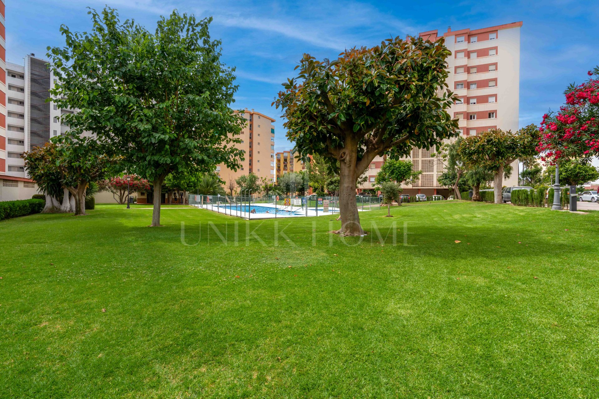 Bright renovated flat just 500 m from Fuengirola beach. 2 bedrooms + dining room, 2 bathrooms, spacious kitchen, balcony, and communal areas with pool and sports court. Second floor with lift.