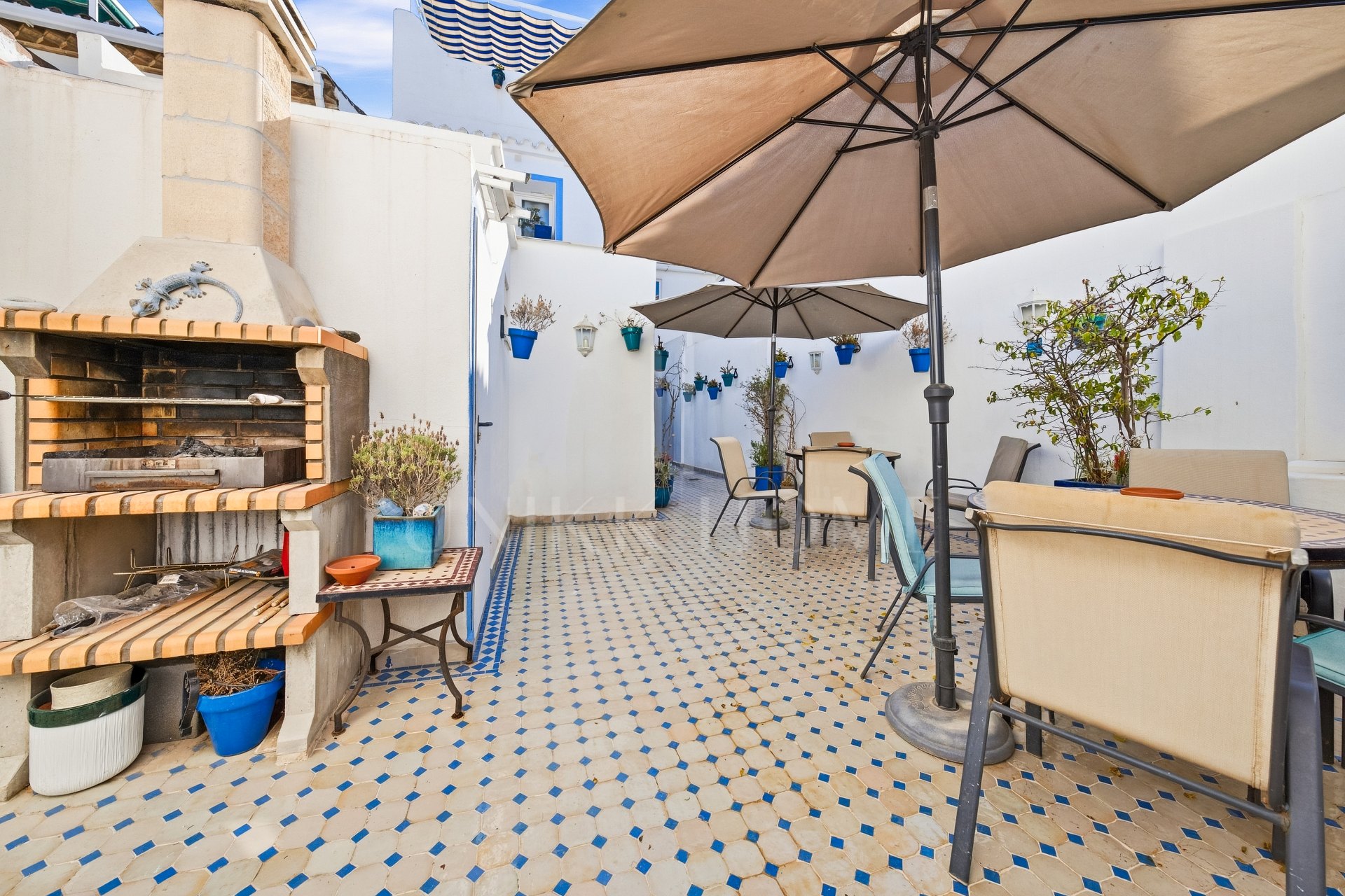 Charming Andalusian-Style Residential Building in Estepona's Old Town, 3 apartments with tourist license!