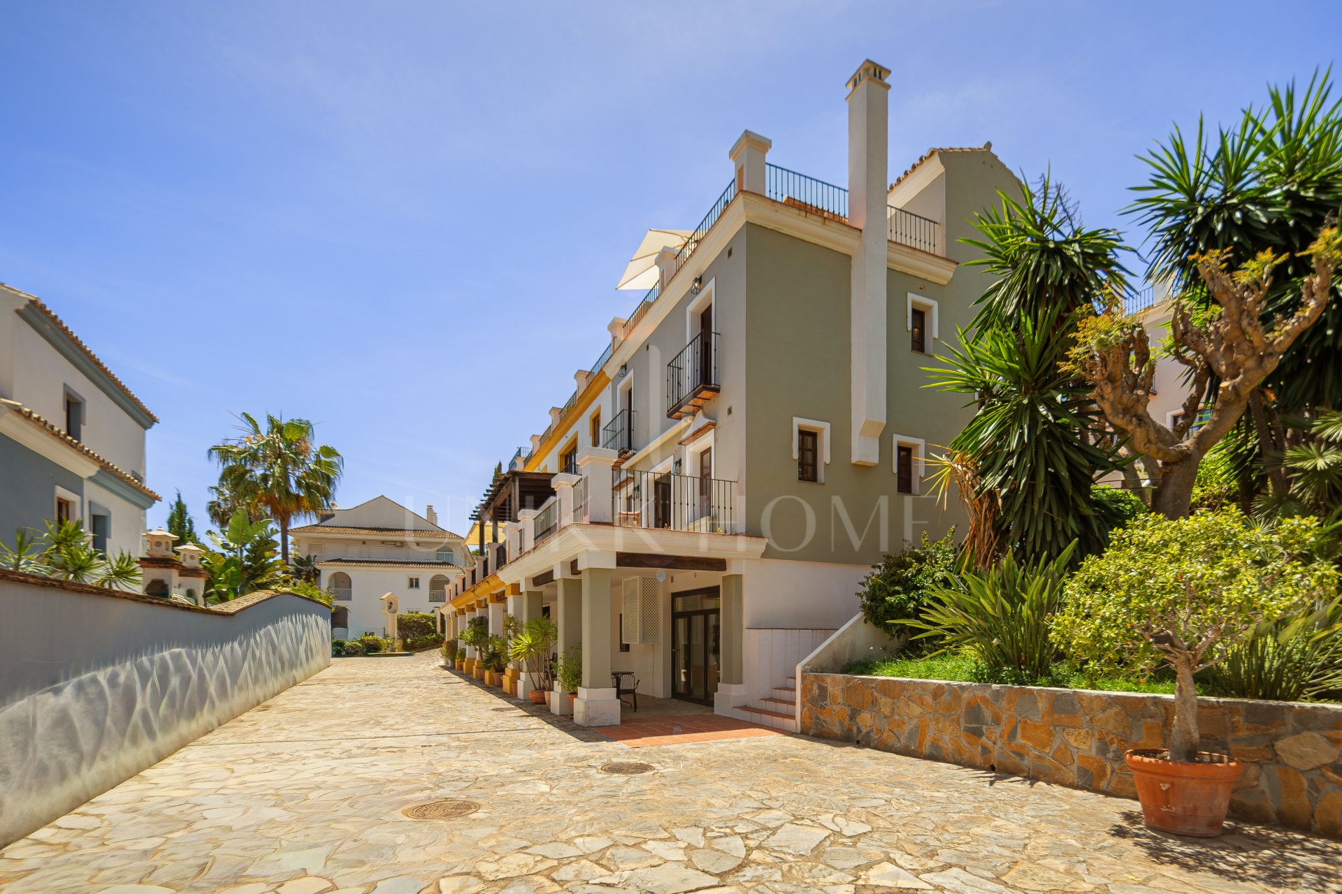 Elegant Beachside Townhouse on Marbella’s Golden Mile