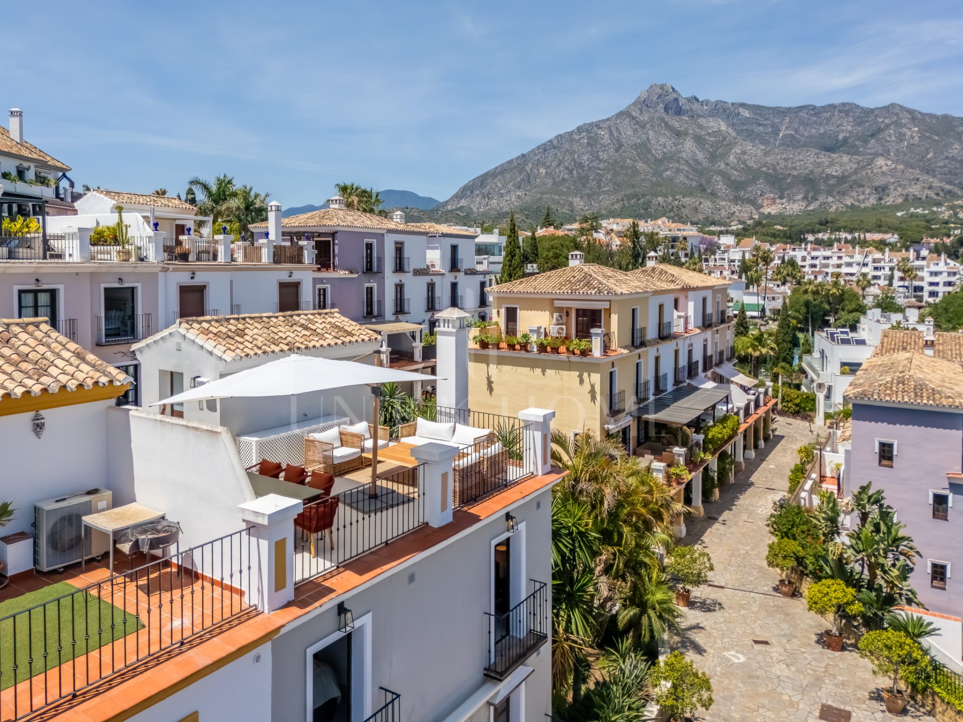 Elegant Beachside Townhouse on Marbella’s Golden Mile