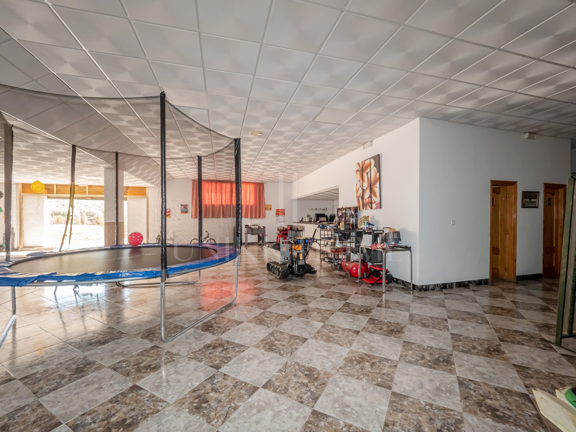 Spacious and Bright Commercial Property in Alozaina, Málaga