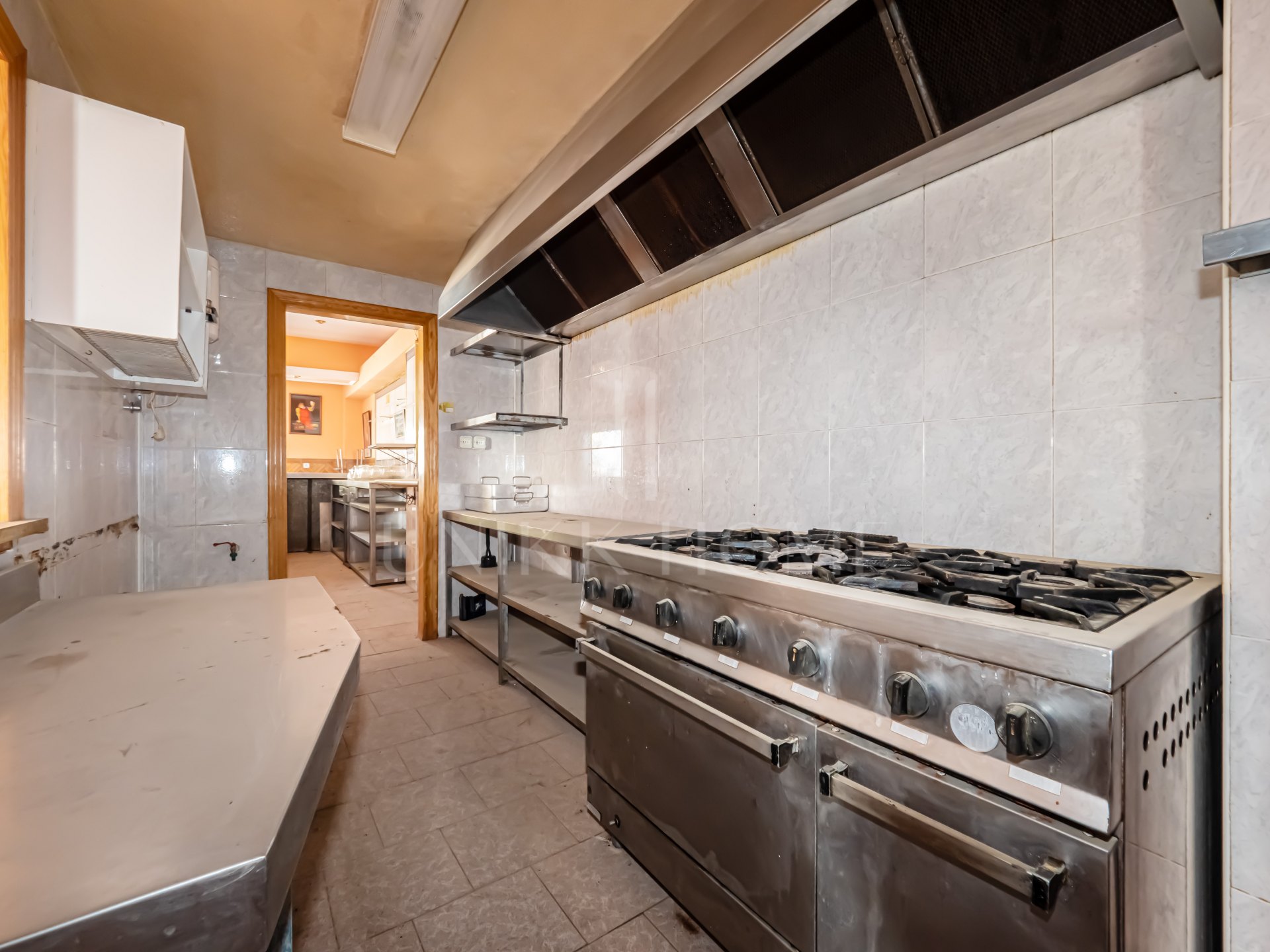 Spacious and Bright Commercial Property in Alozaina, Málaga