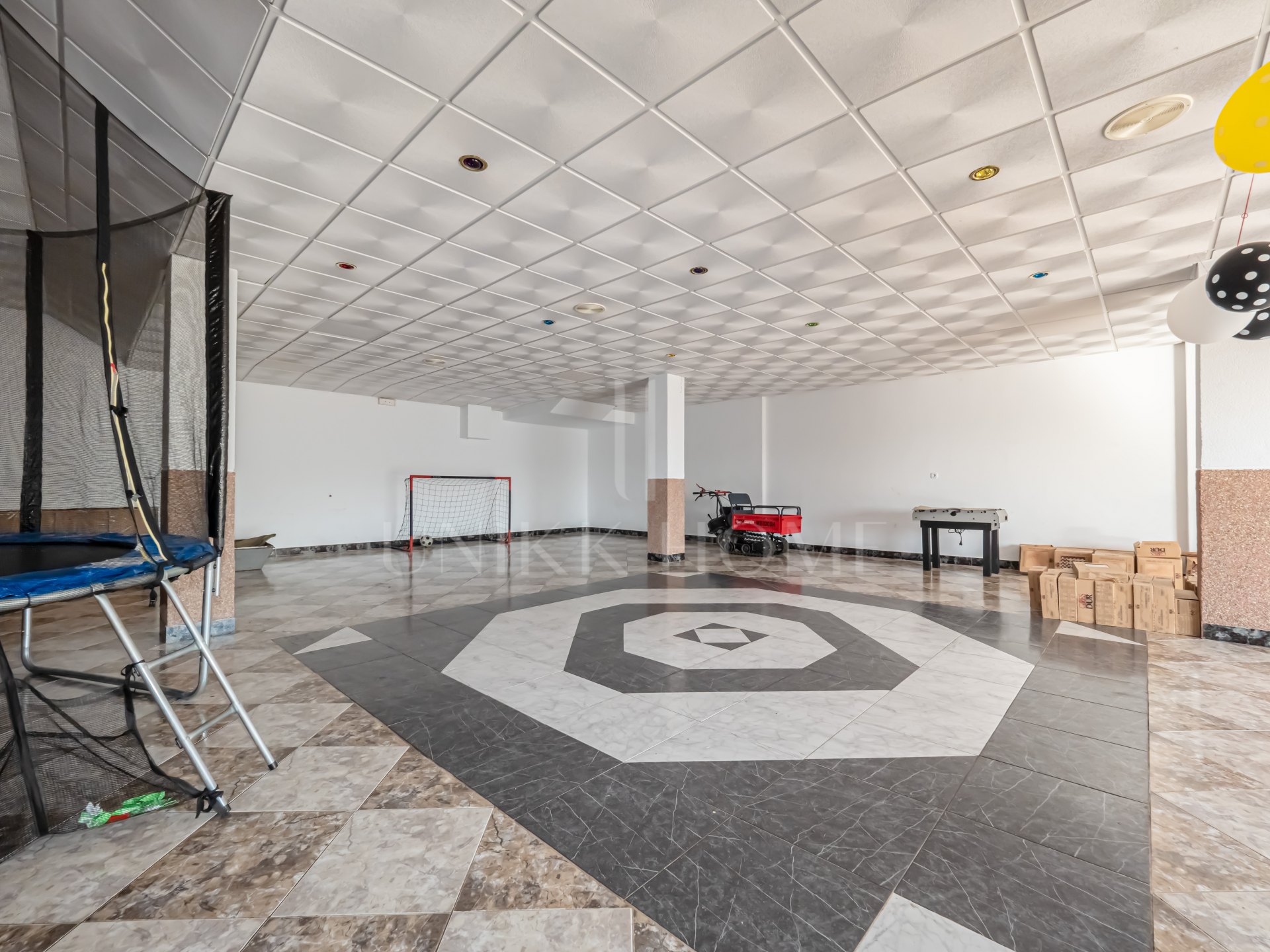 Spacious and Bright Commercial Property in Alozaina, Málaga