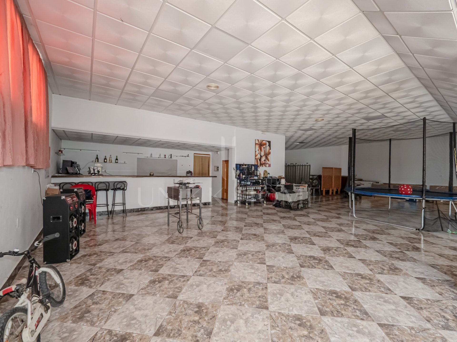 Spacious and Bright Commercial Property in Alozaina, Málaga