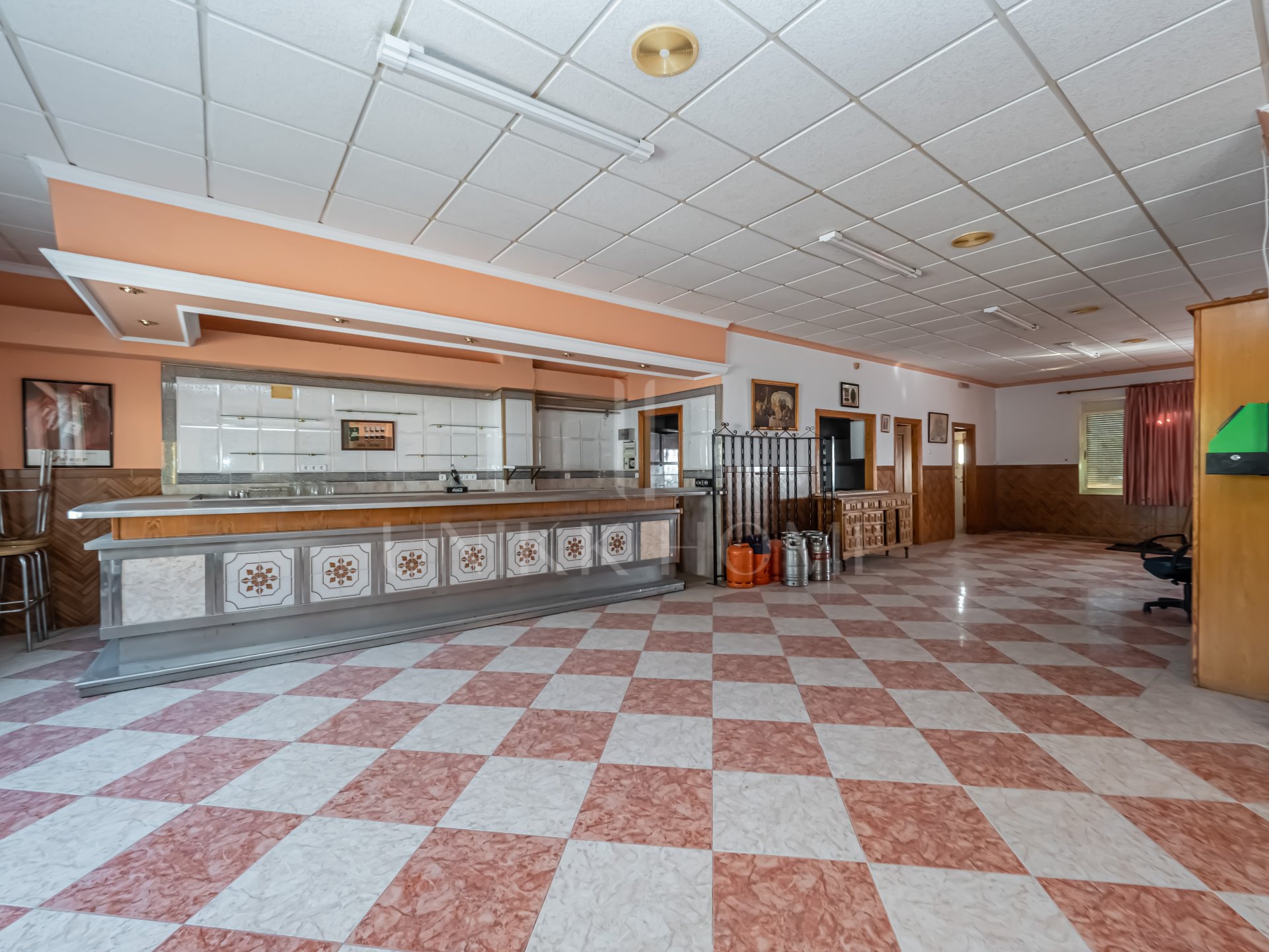 Spacious and Bright Commercial Property in Alozaina, Málaga