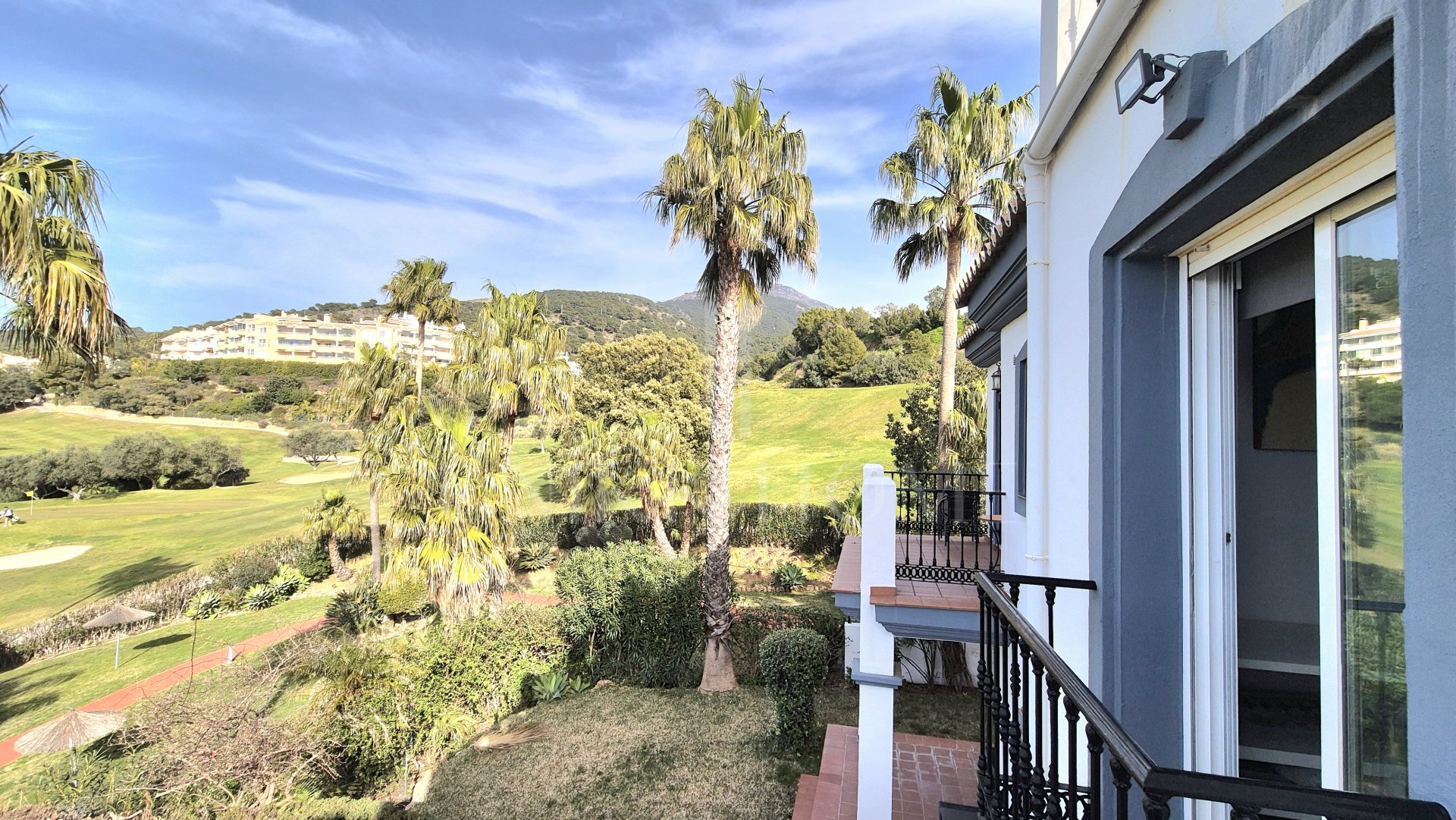 Townhouse with Panoramic Views and Solarium in Alhaurín Golf