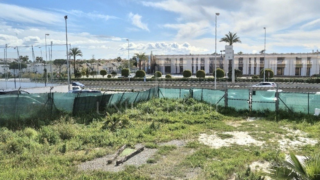 Parcela urbana y comercial en ubicación estratégica – Nueva Milla de Oro, Cancelada (Estepona)