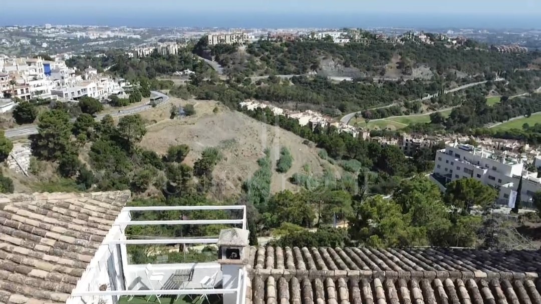 Charming Townhouse with Panoramic Sea Views in La Heredia, Benahavís