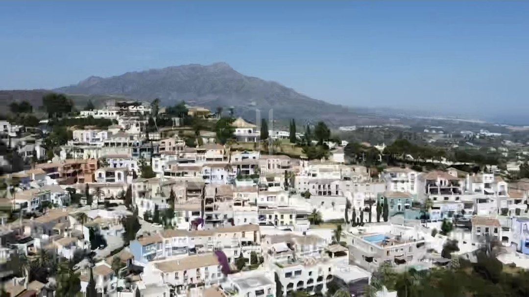 Charming Townhouse with Panoramic Sea Views in La Heredia, Benahavís