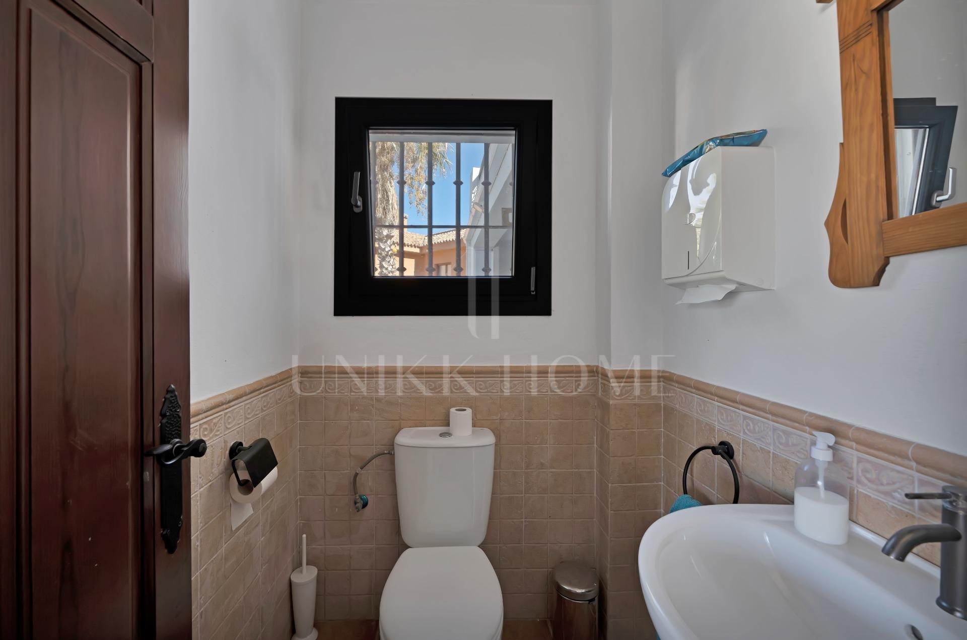 Villa en primera linea de La Alcaidesa impresionantes vistas se centran en el Faro de La Alcaidesa