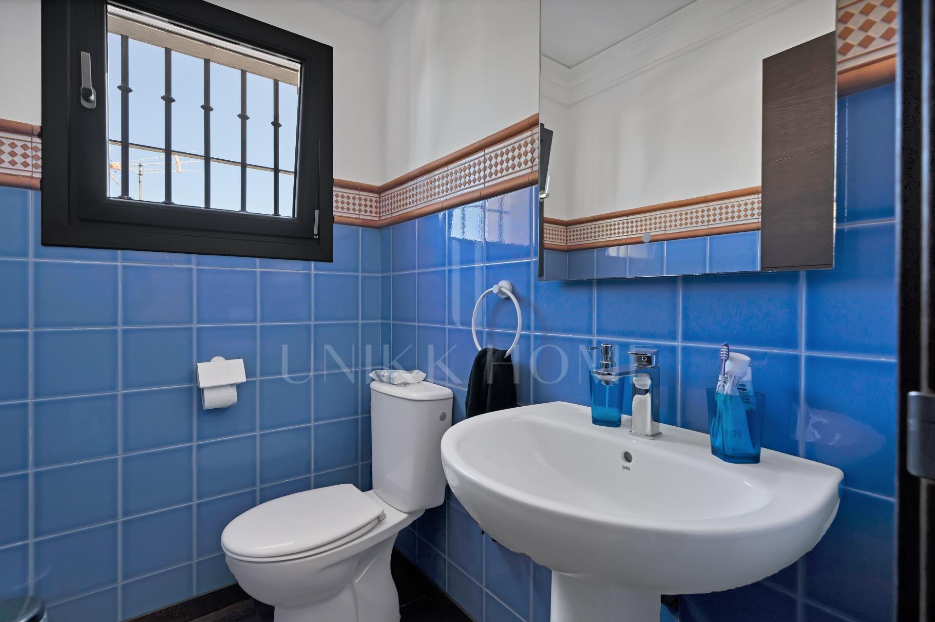 Villa en primera linea de La Alcaidesa impresionantes vistas se centran en el Faro de La Alcaidesa