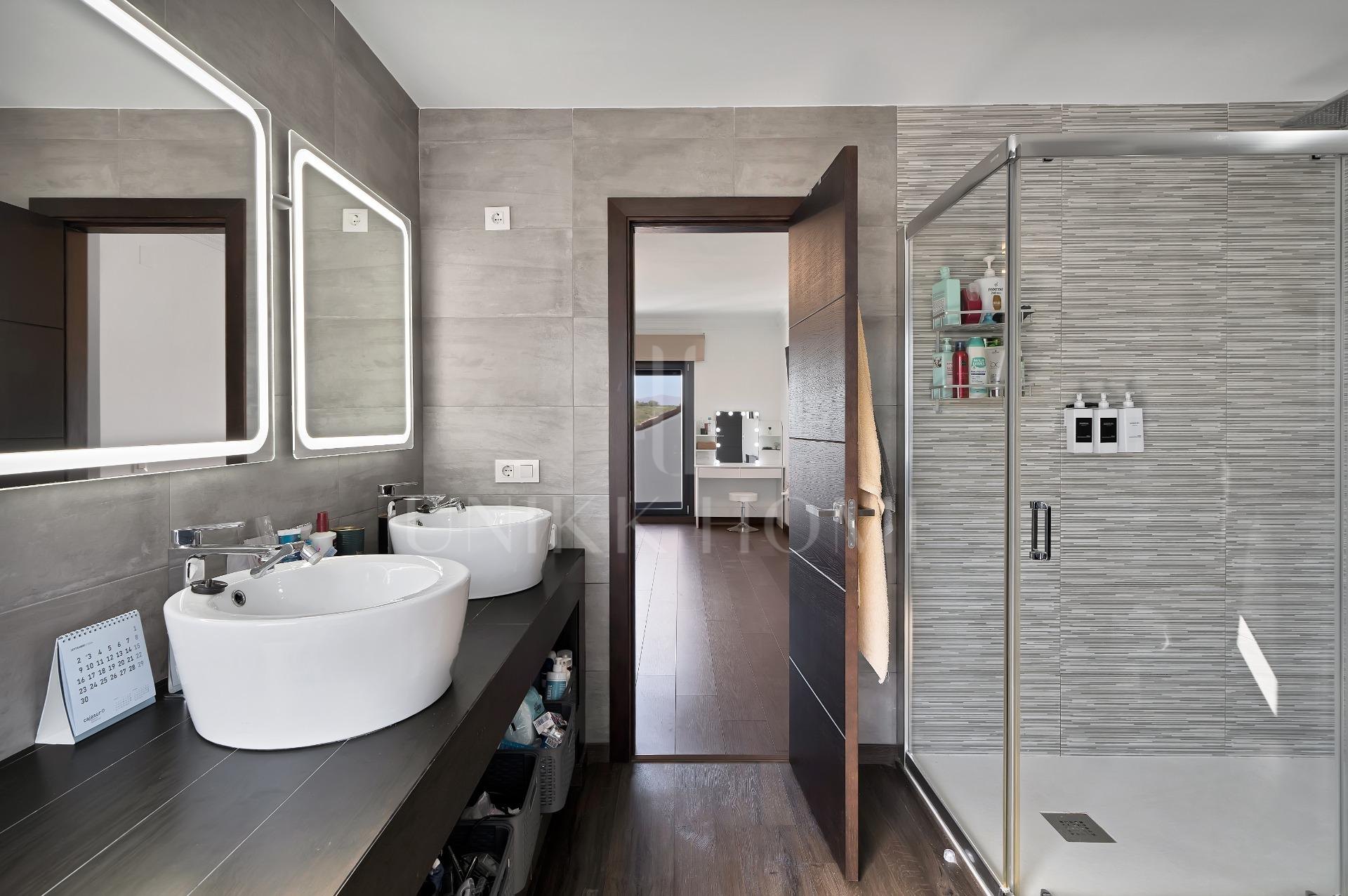 Villa en primera linea de La Alcaidesa impresionantes vistas se centran en el Faro de La Alcaidesa