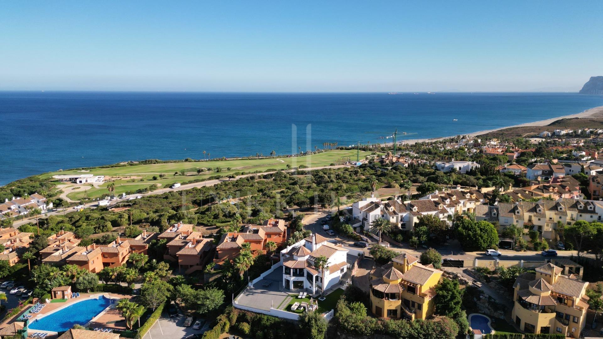 Villa en primera linea de La Alcaidesa impresionantes vistas se centran en el Faro de La Alcaidesa