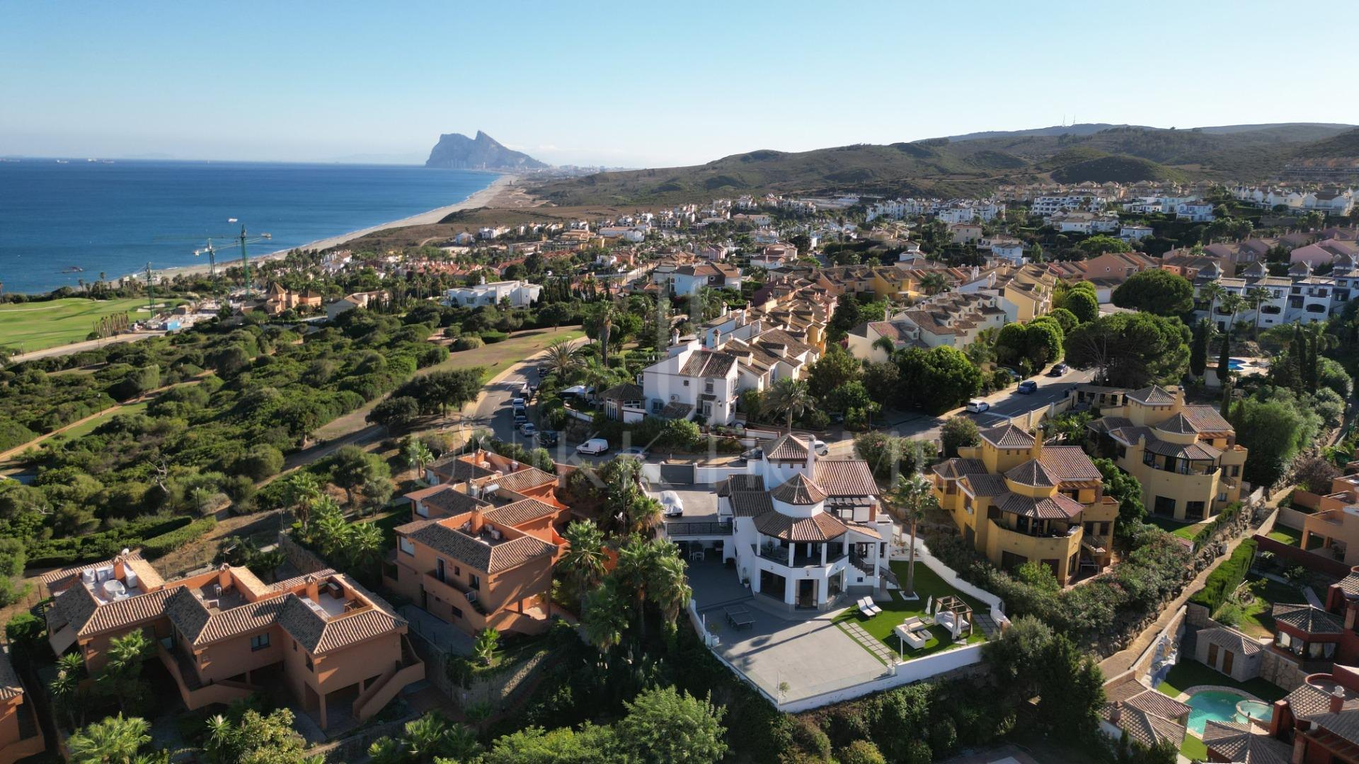 Villa en primera linea de La Alcaidesa impresionantes vistas se centran en el Faro de La Alcaidesa