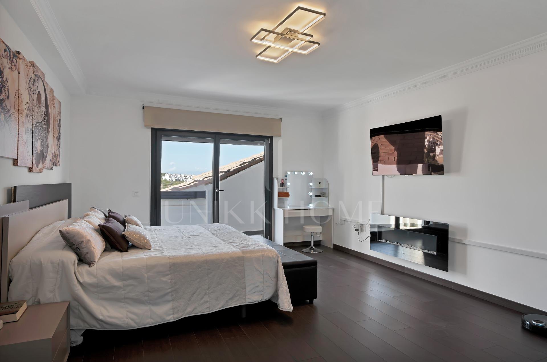 Villa en primera linea de La Alcaidesa impresionantes vistas se centran en el Faro de La Alcaidesa