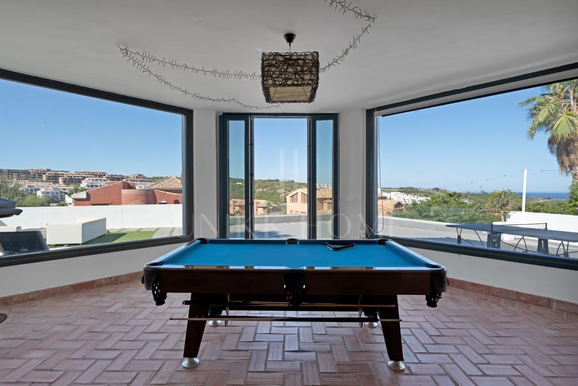 Villa en primera linea de La Alcaidesa impresionantes vistas se centran en el Faro de La Alcaidesa