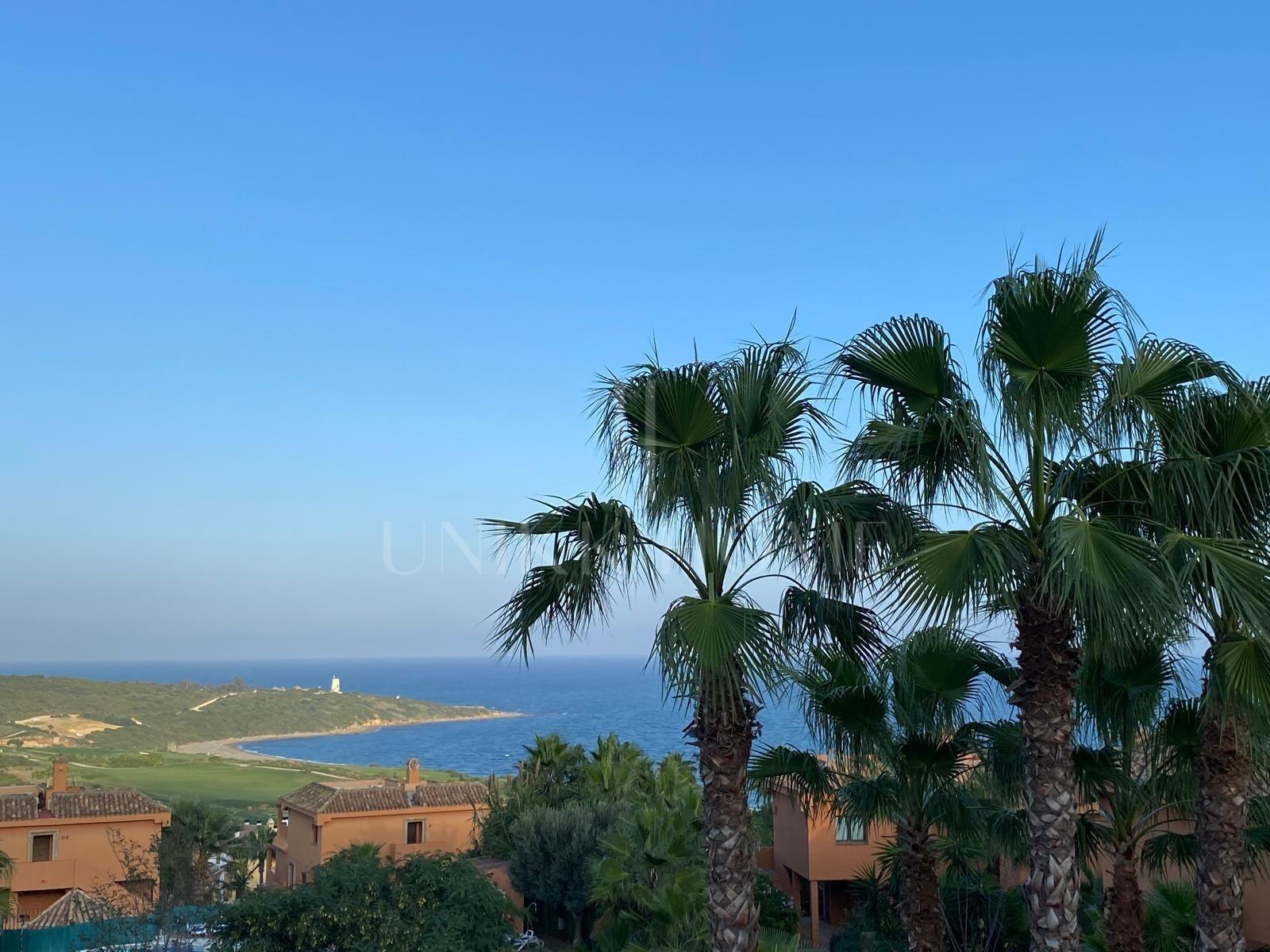 Villa en primera linea de La Alcaidesa impresionantes vistas se centran en el Faro de La Alcaidesa