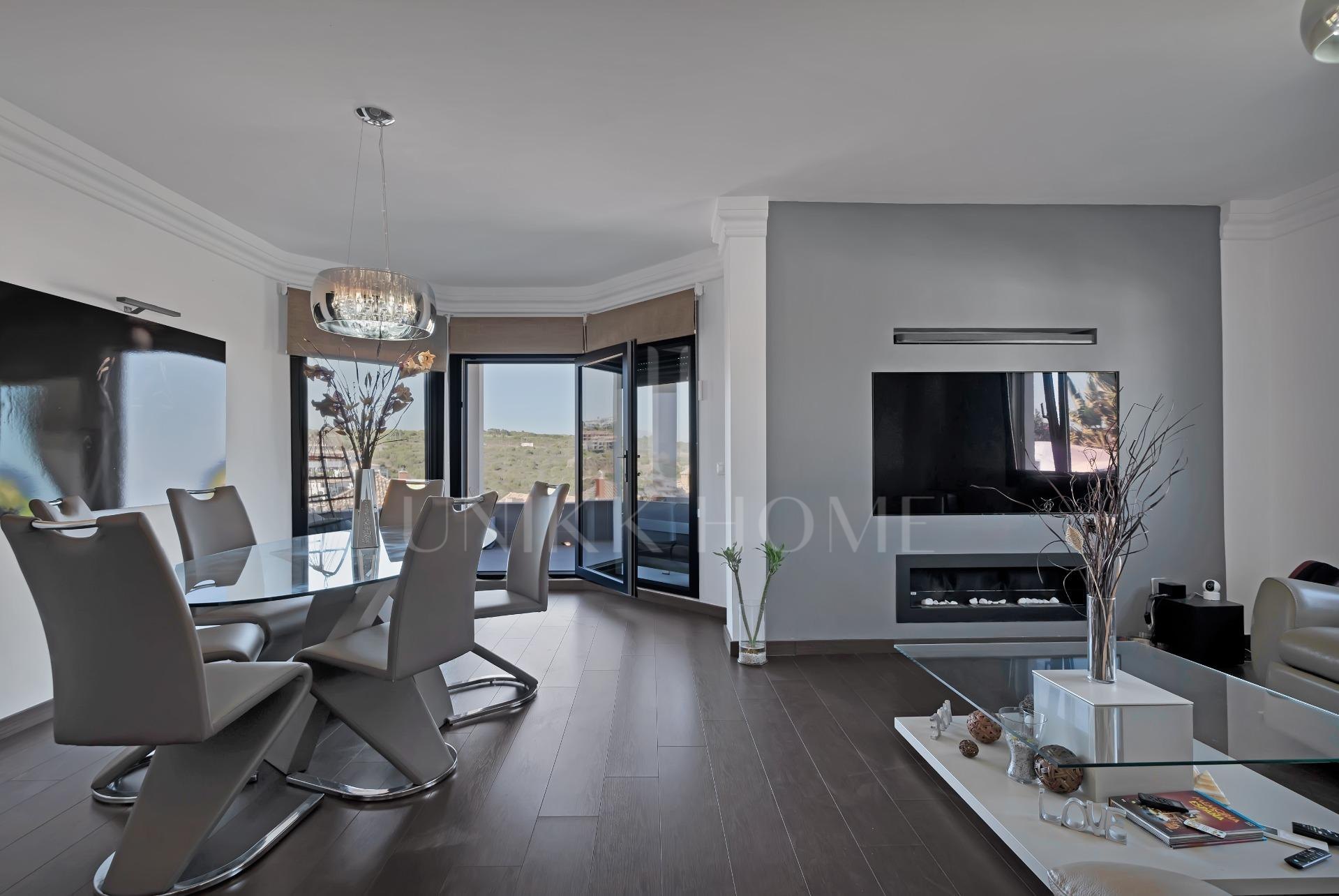 Villa en primera linea de La Alcaidesa impresionantes vistas se centran en el Faro de La Alcaidesa