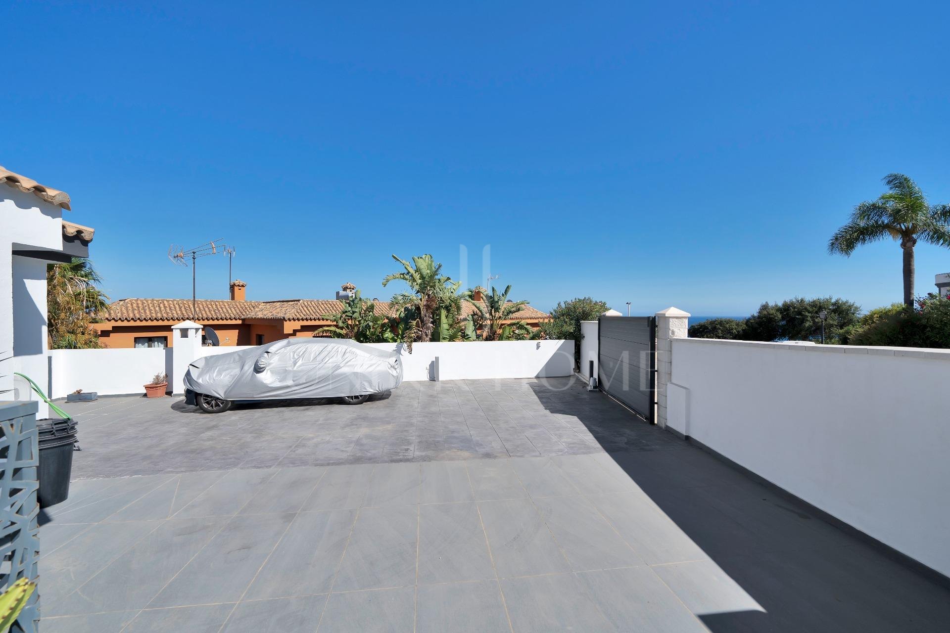 Villa en primera linea de La Alcaidesa impresionantes vistas se centran en el Faro de La Alcaidesa