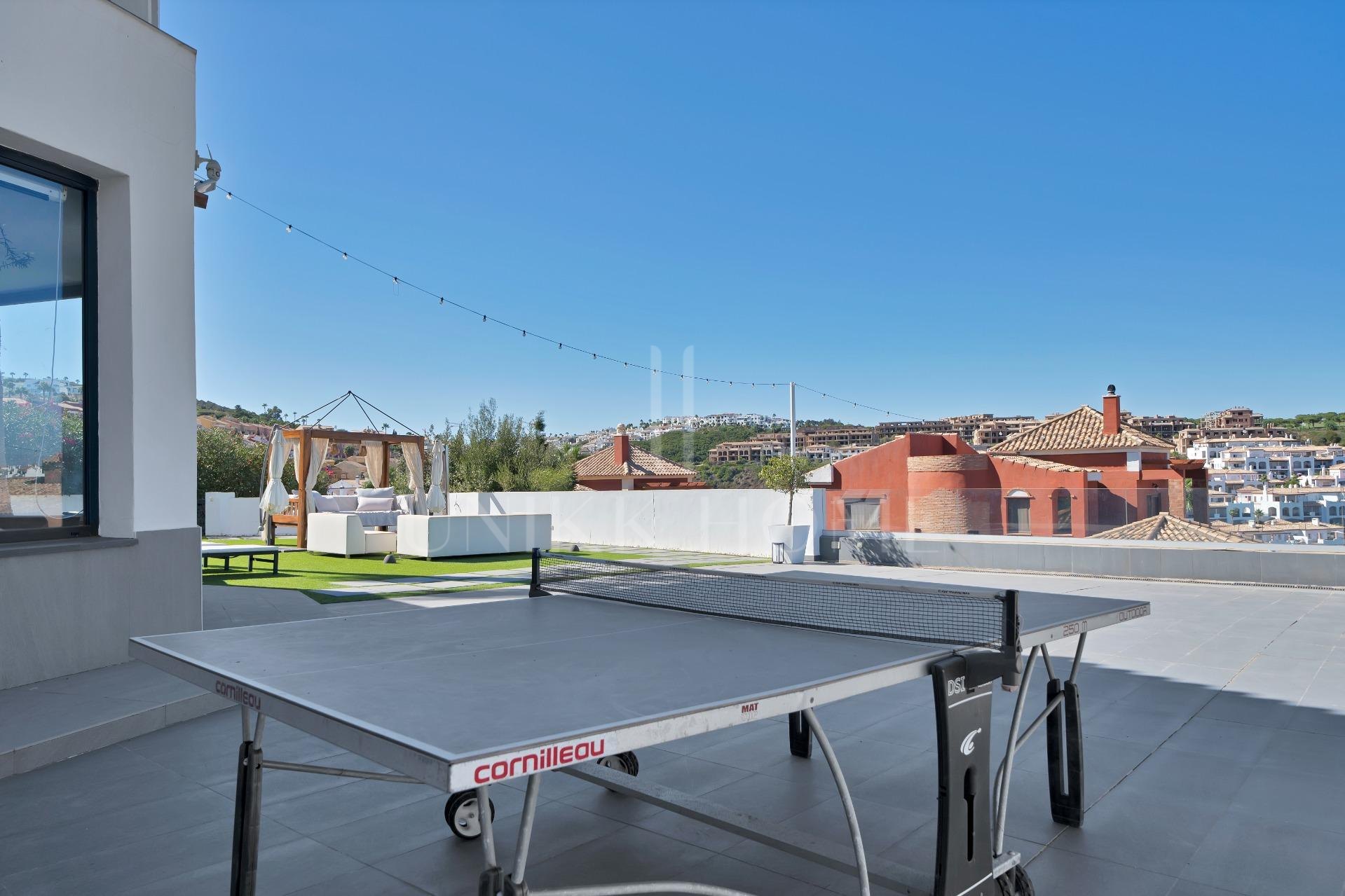 Villa en primera linea de La Alcaidesa impresionantes vistas se centran en el Faro de La Alcaidesa