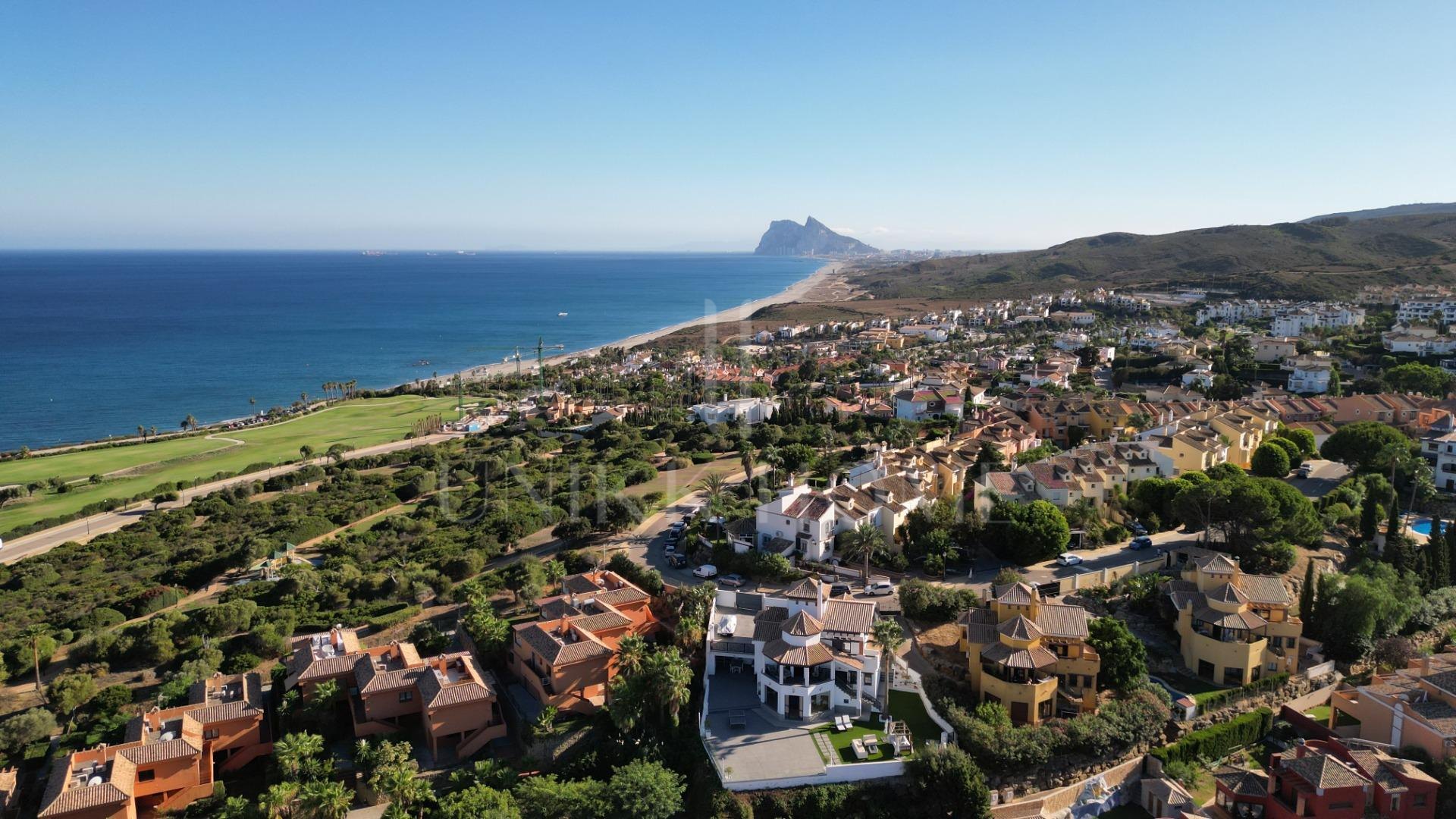 Villa en primera linea de La Alcaidesa impresionantes vistas se centran en el Faro de La Alcaidesa