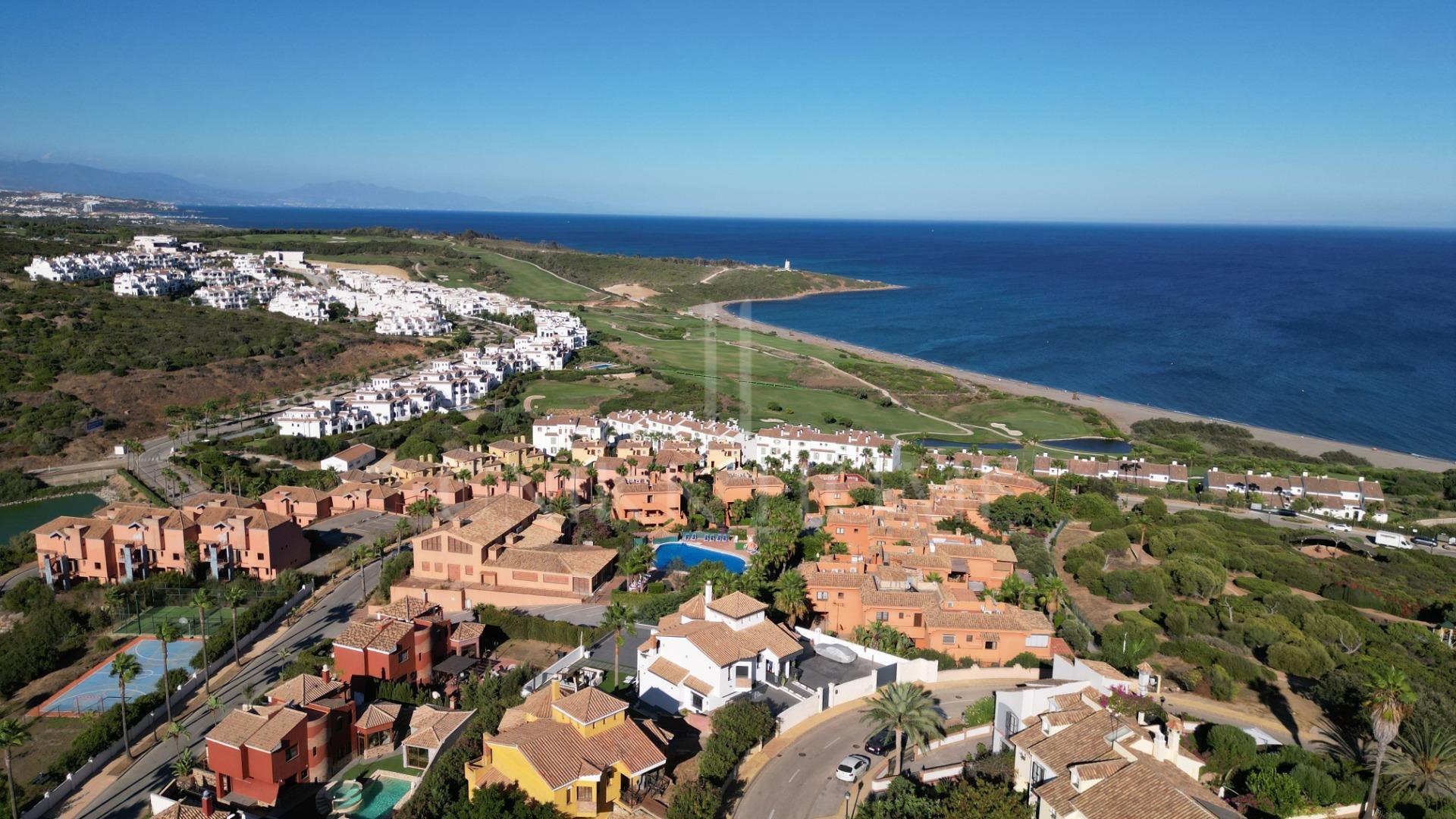 Villa en primera linea de La Alcaidesa impresionantes vistas se centran en el Faro de La Alcaidesa