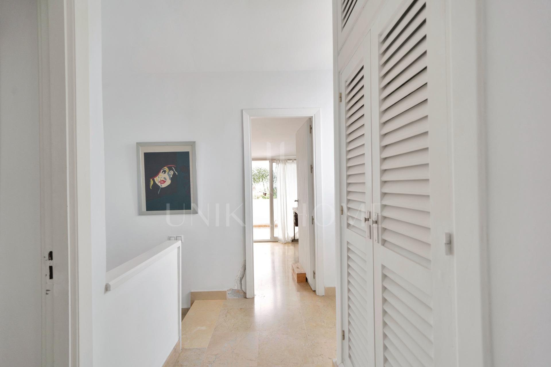 New on the Market! Semi-detached house in Nagüeles – 4 bedrooms, perfect for families. Ideal renovation project.