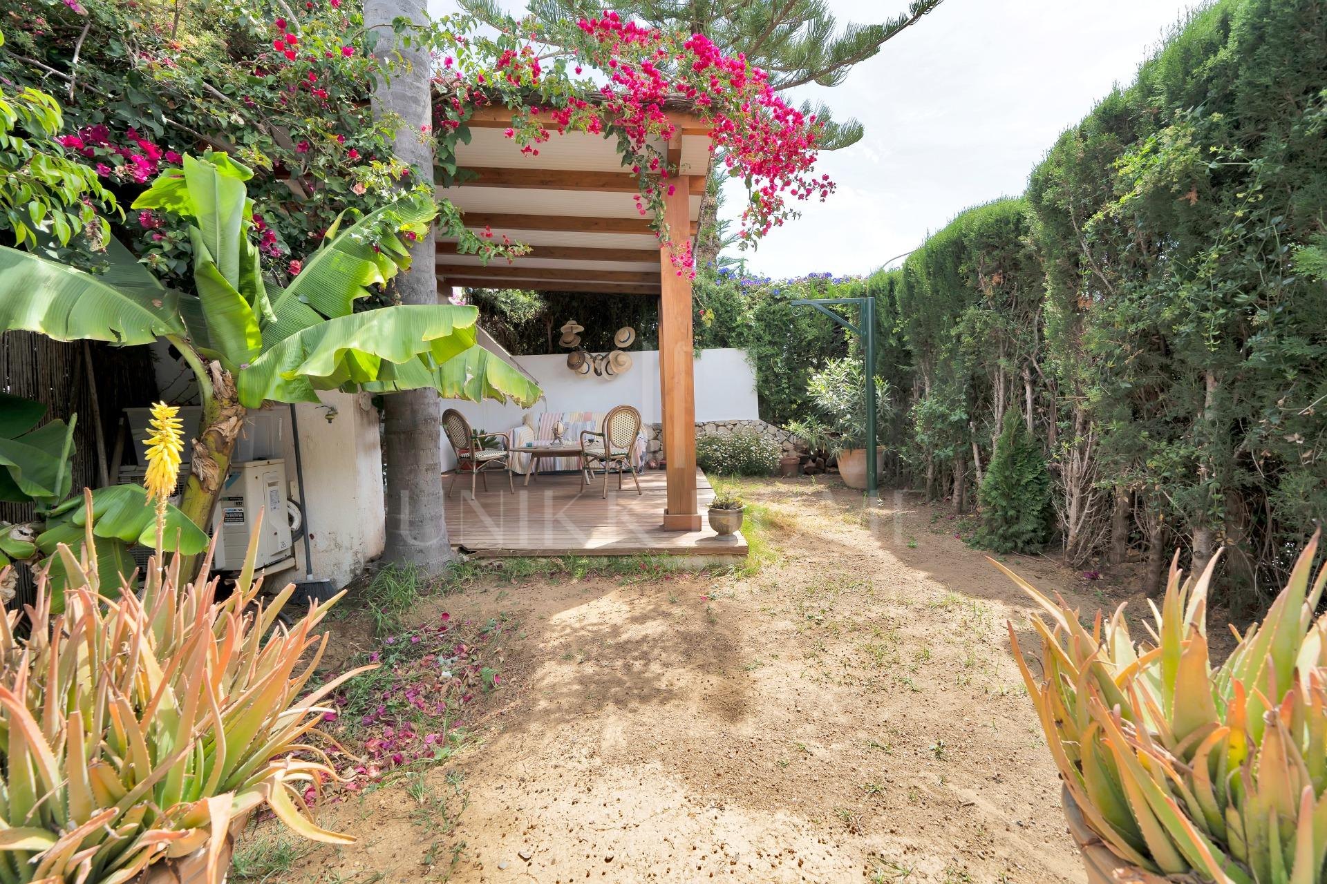 New on the Market! Semi-detached house in Nagüeles – 4 bedrooms, perfect for families. Ideal renovation project.