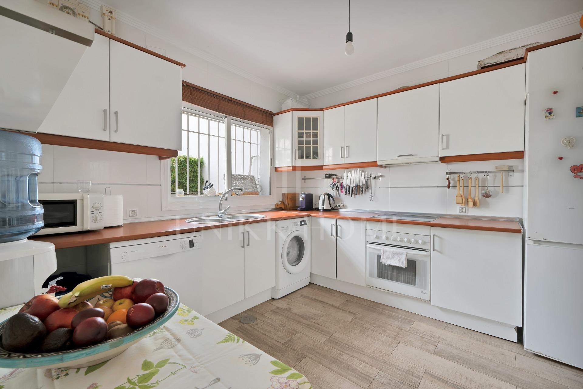 New on the Market! Semi-detached house in Nagüeles – 4 bedrooms, perfect for families. Ideal renovation project.